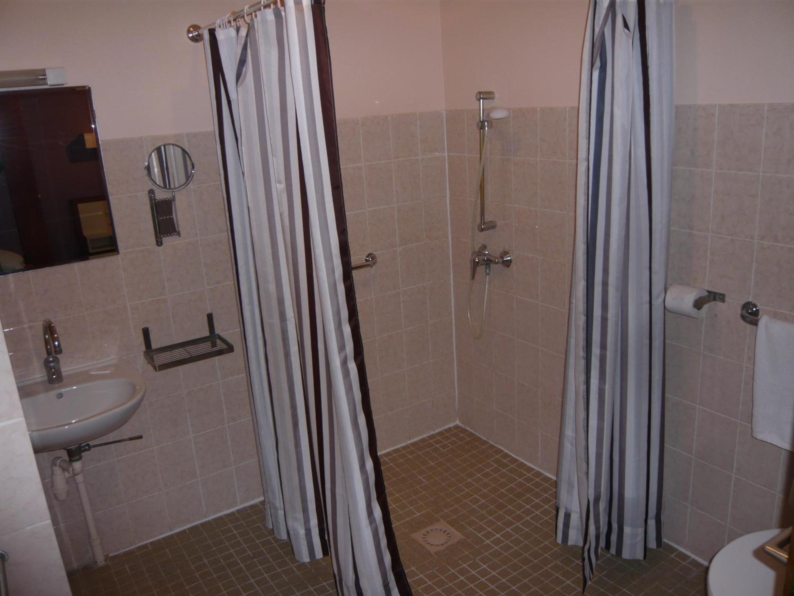 Twin Room - Disability Access - Photo 6