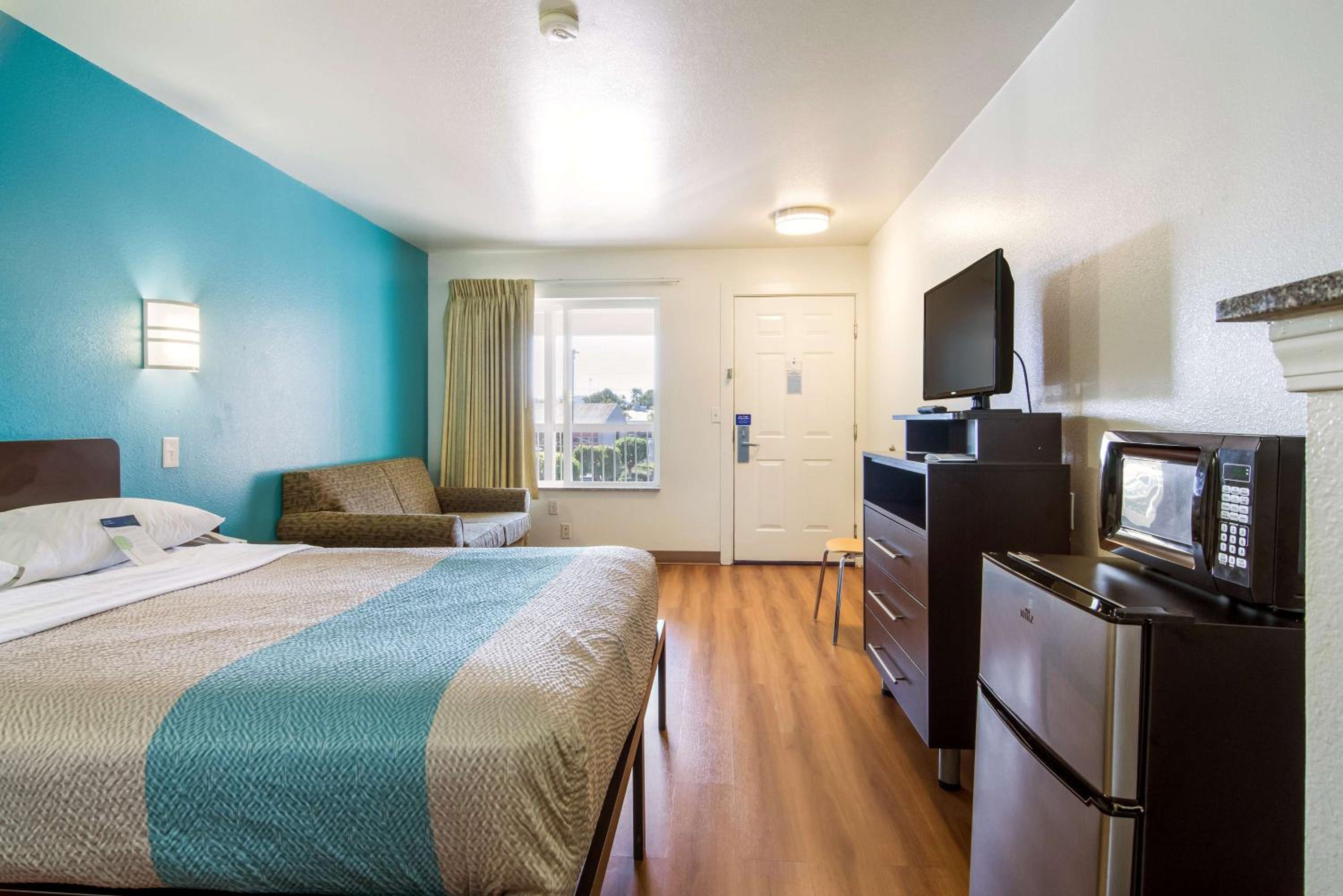 Deluxe Queen Room - Non-Smoking - Photo 3
