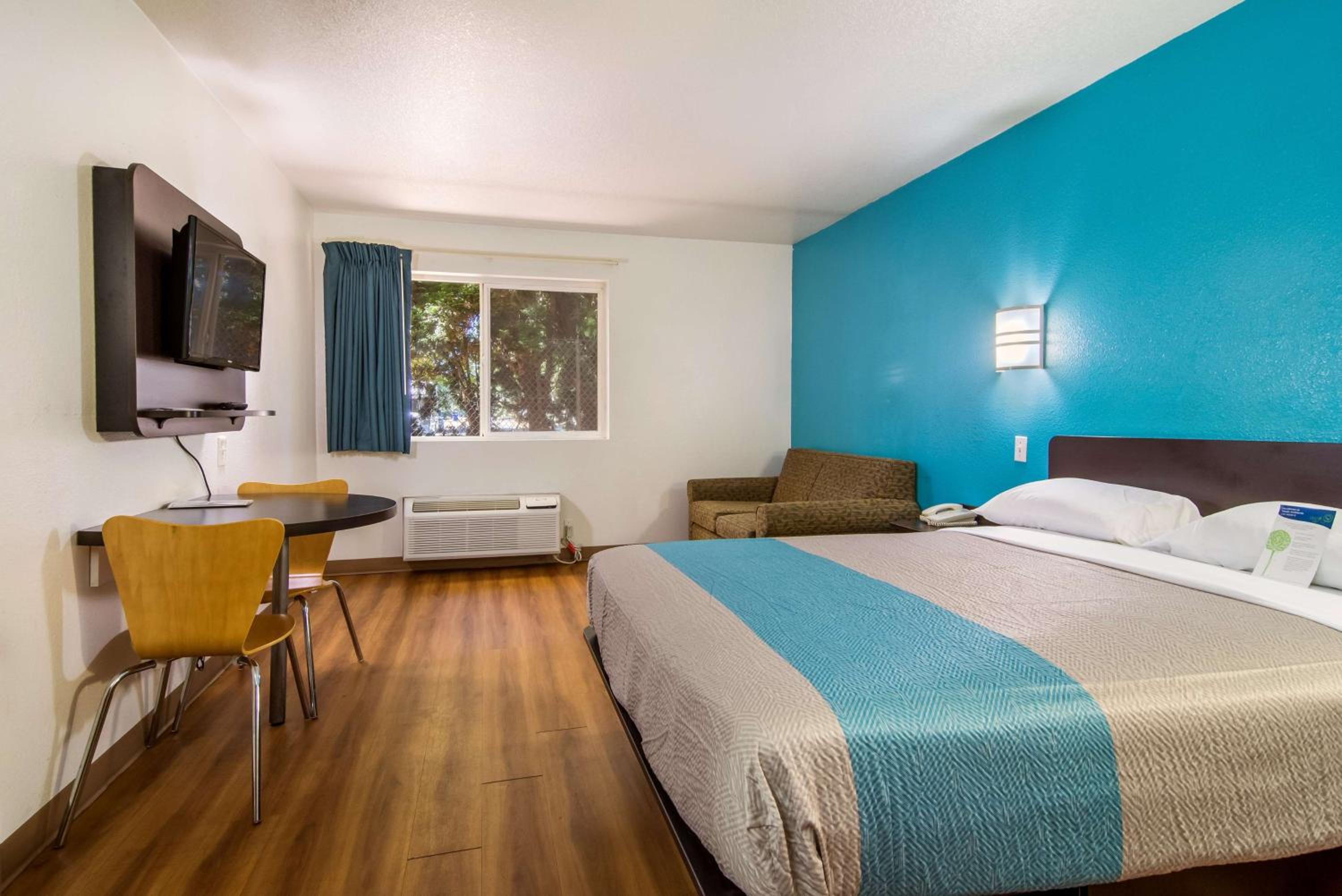 Deluxe Queen Room - Non-Smoking - Photo 2