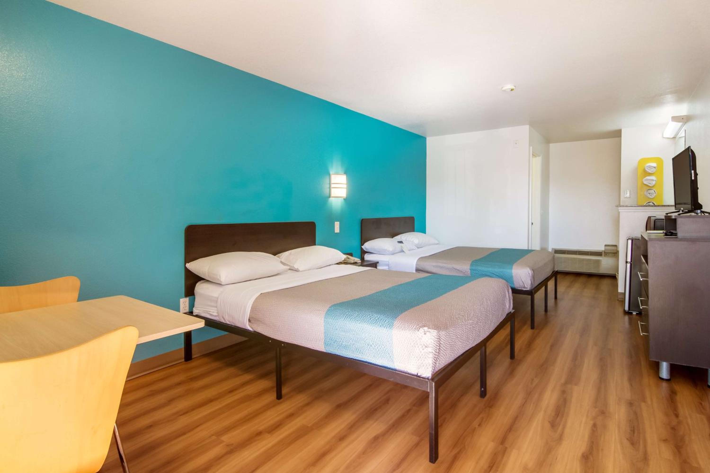 Queen Room with Two Queen Beds - Non-Smoking - Photo 2