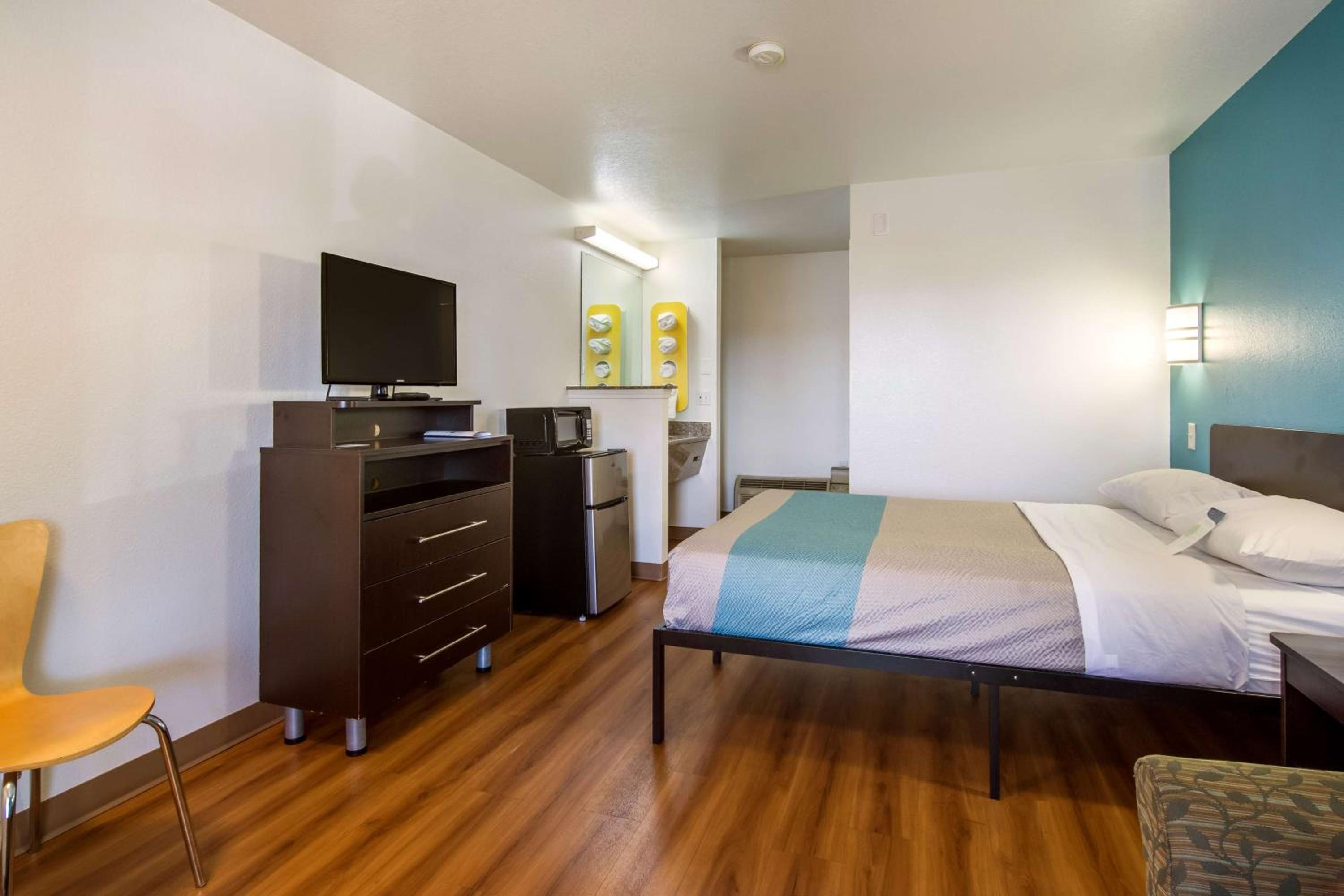 Deluxe Queen Room - Non-Smoking - Photo 5