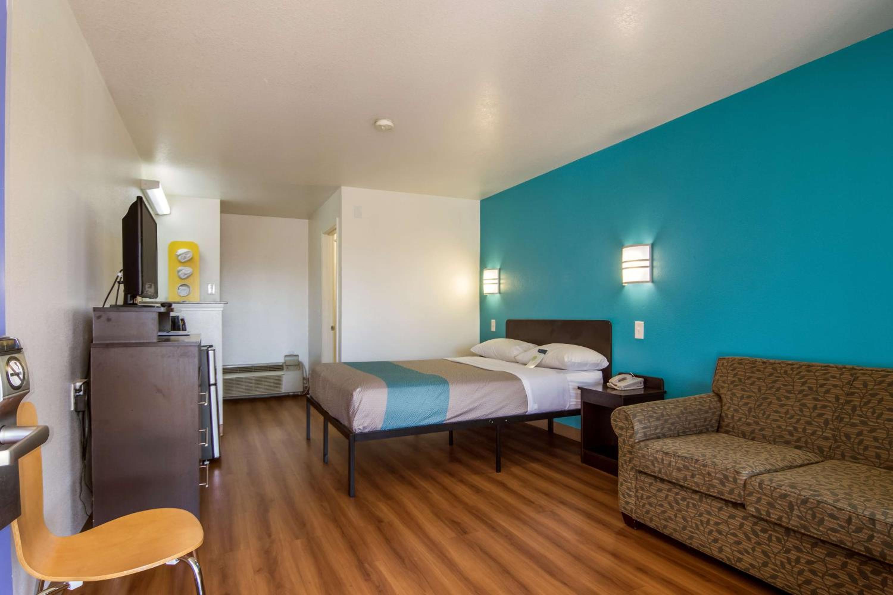 Deluxe Queen Room - Non-Smoking - Photo 4