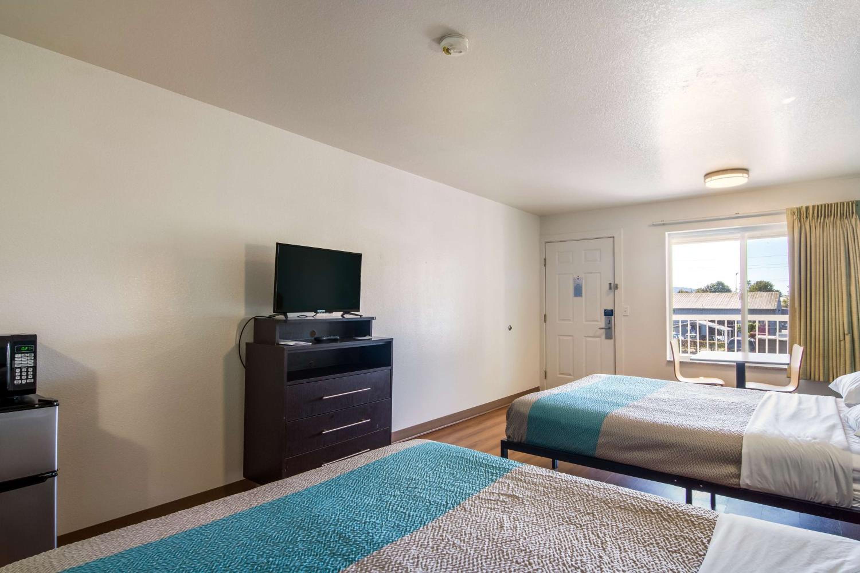 Queen Room with Two Queen Beds - Non-Smoking - Photo 3