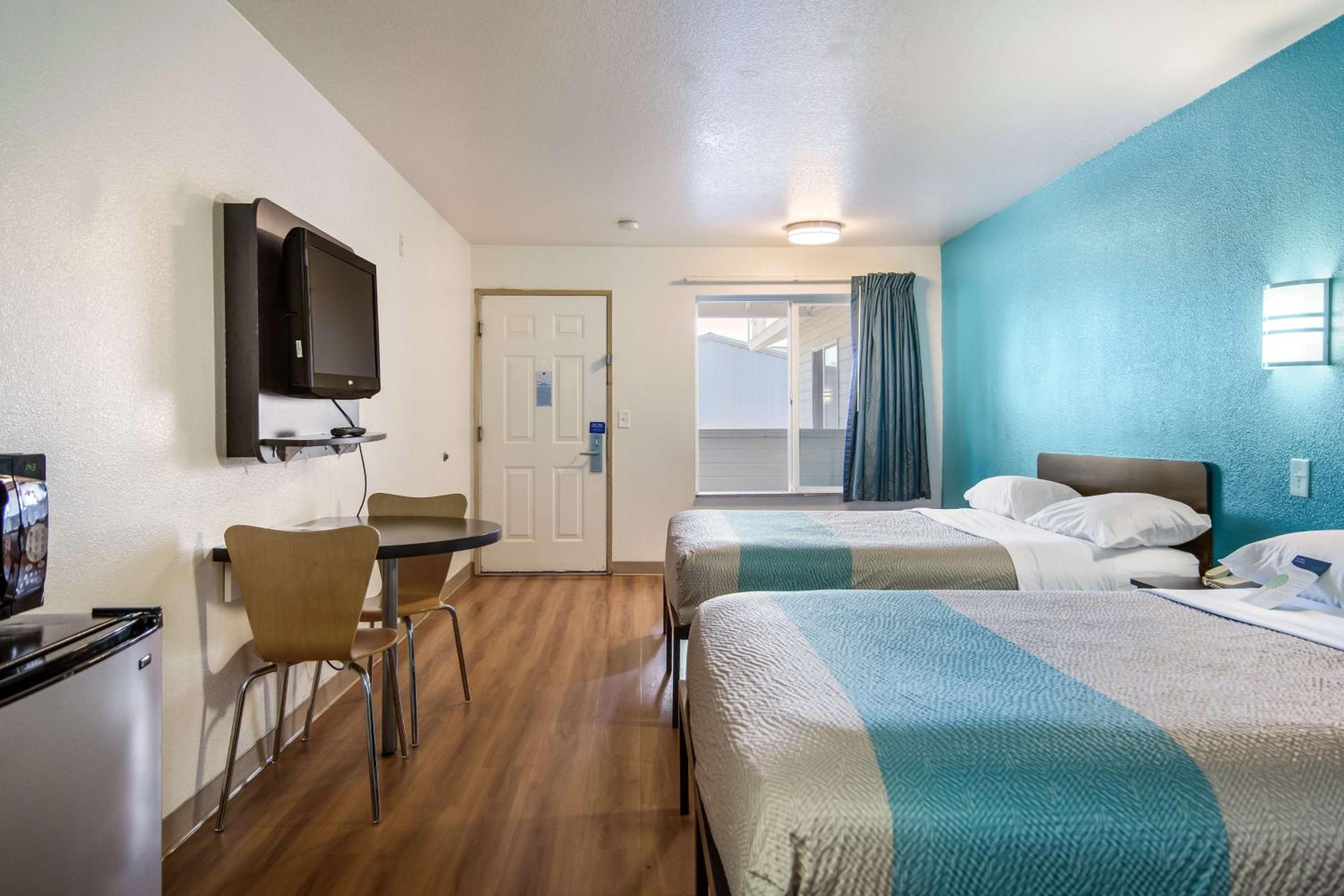 Queen Room with Two Queen Beds - Non-Smoking - Photo 6