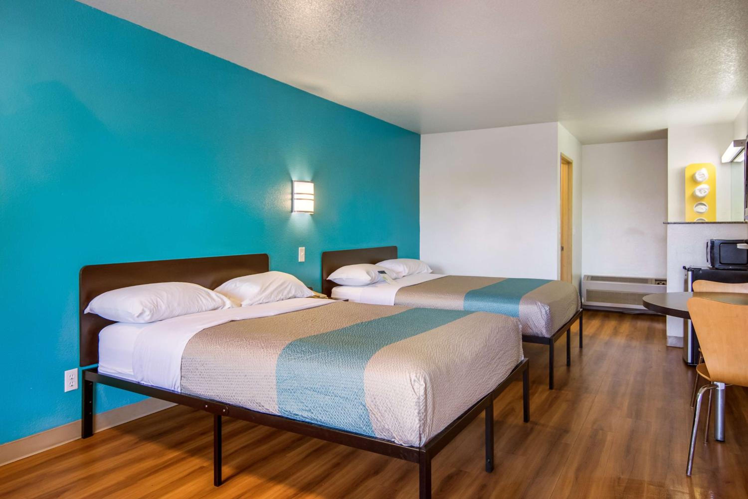 Queen Room with Two Queen Beds - Non-Smoking - Photo 1