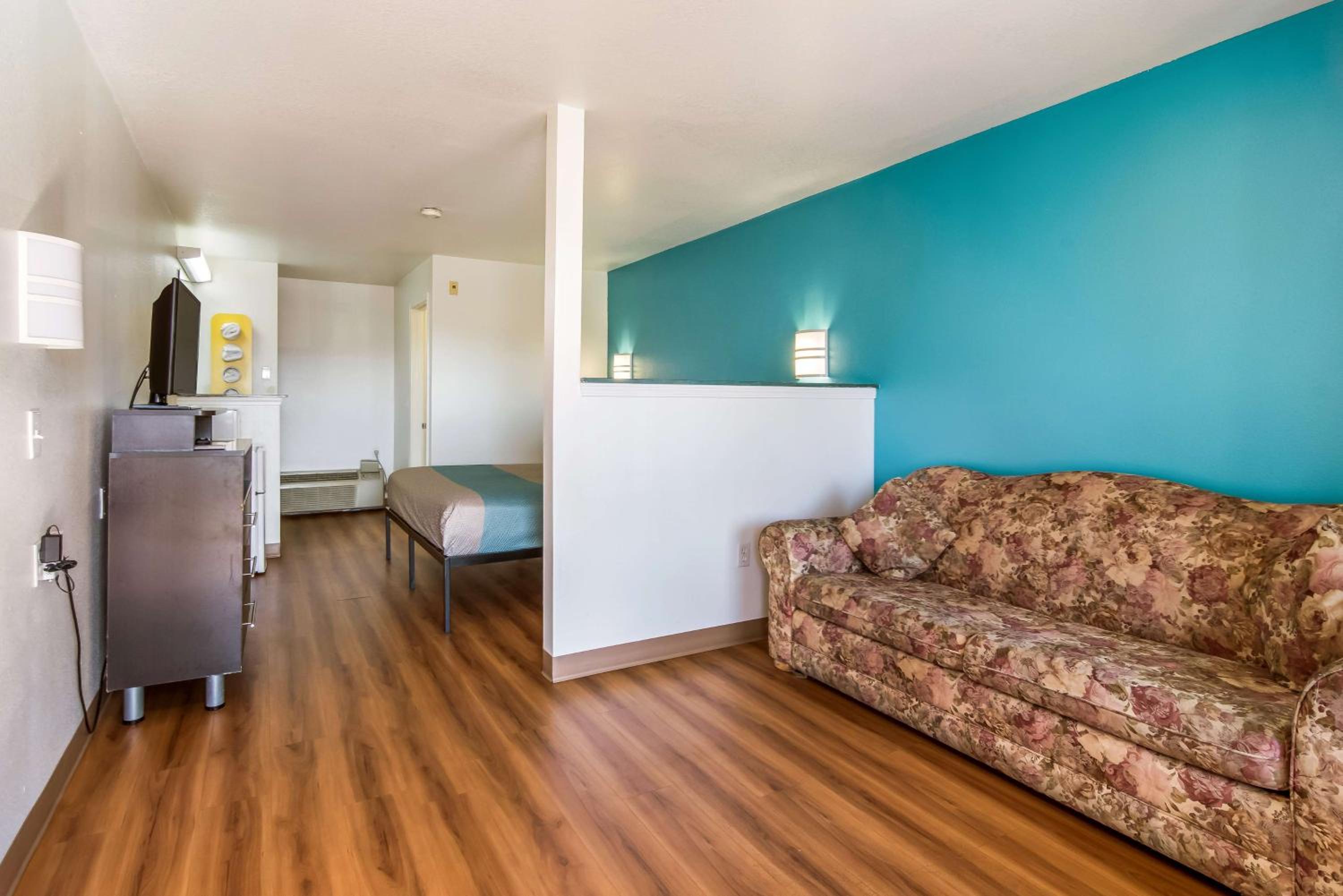 Deluxe King Room - Non-Smoking - Photo 3