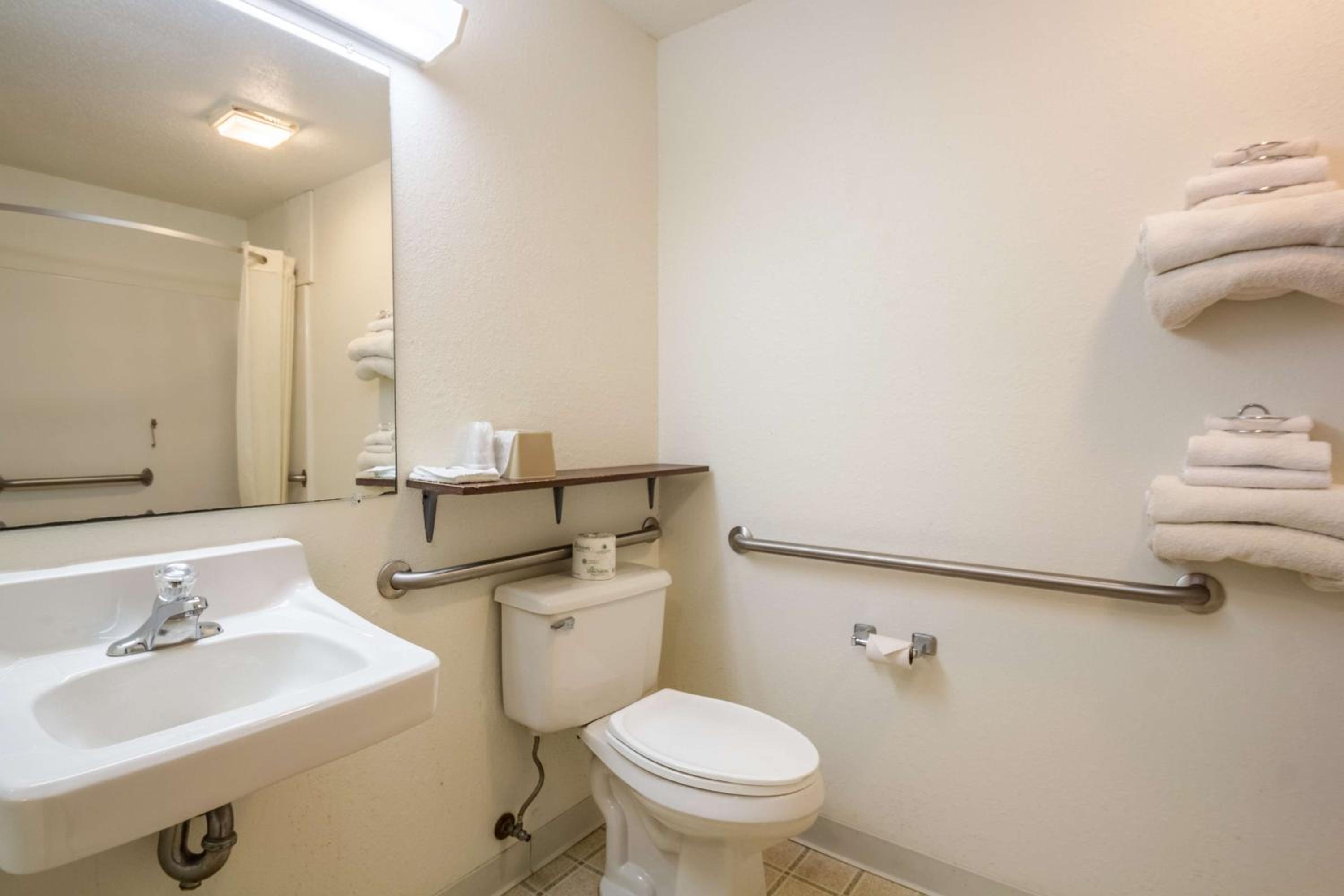 King Room - Non-Smoking - Photo 6