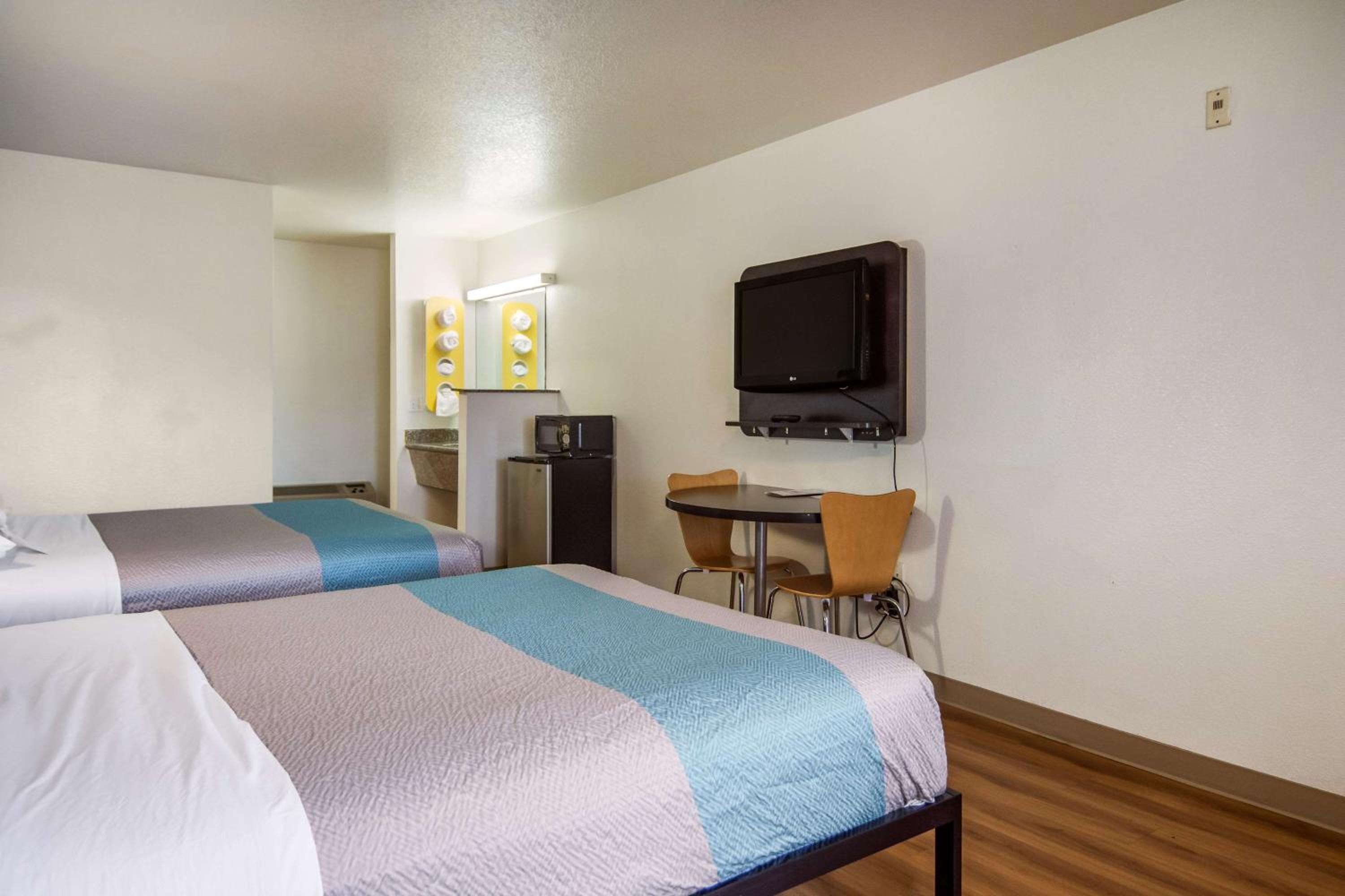 Queen Room with Two Queen Beds - Non-Smoking - Photo 4