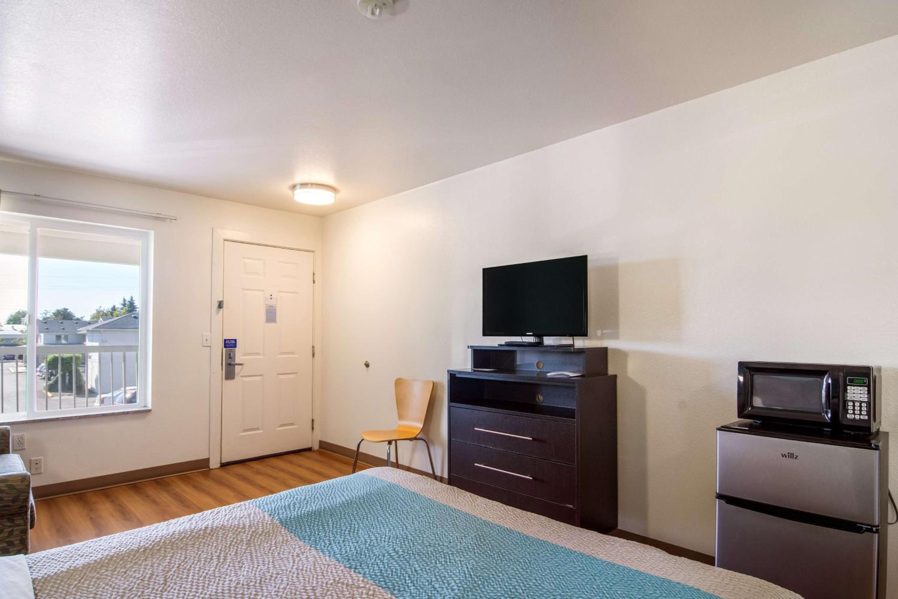 Deluxe Queen Room - Non-Smoking - Photo 1