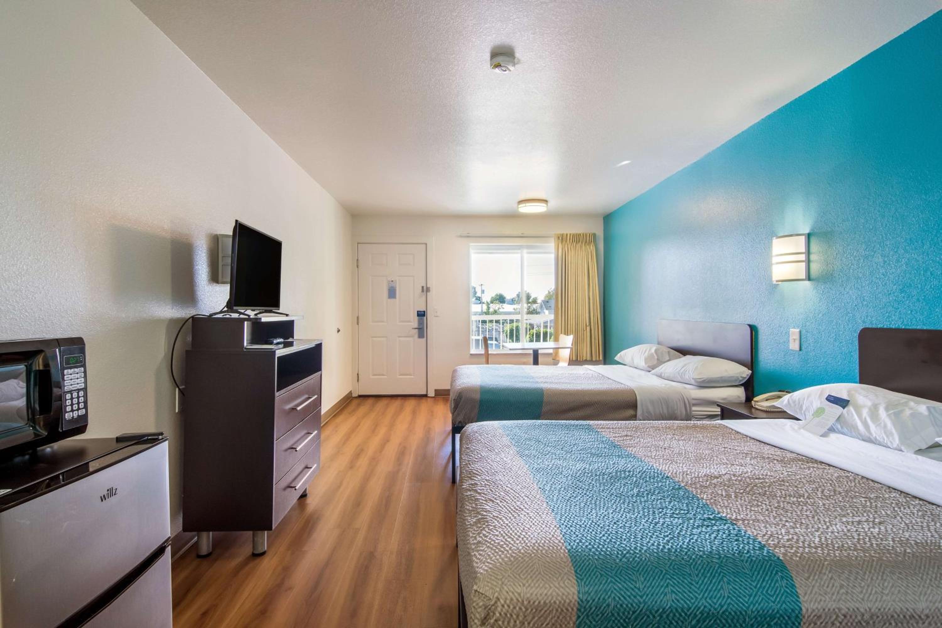 Queen Room with Two Queen Beds - Non-Smoking - Photo 5