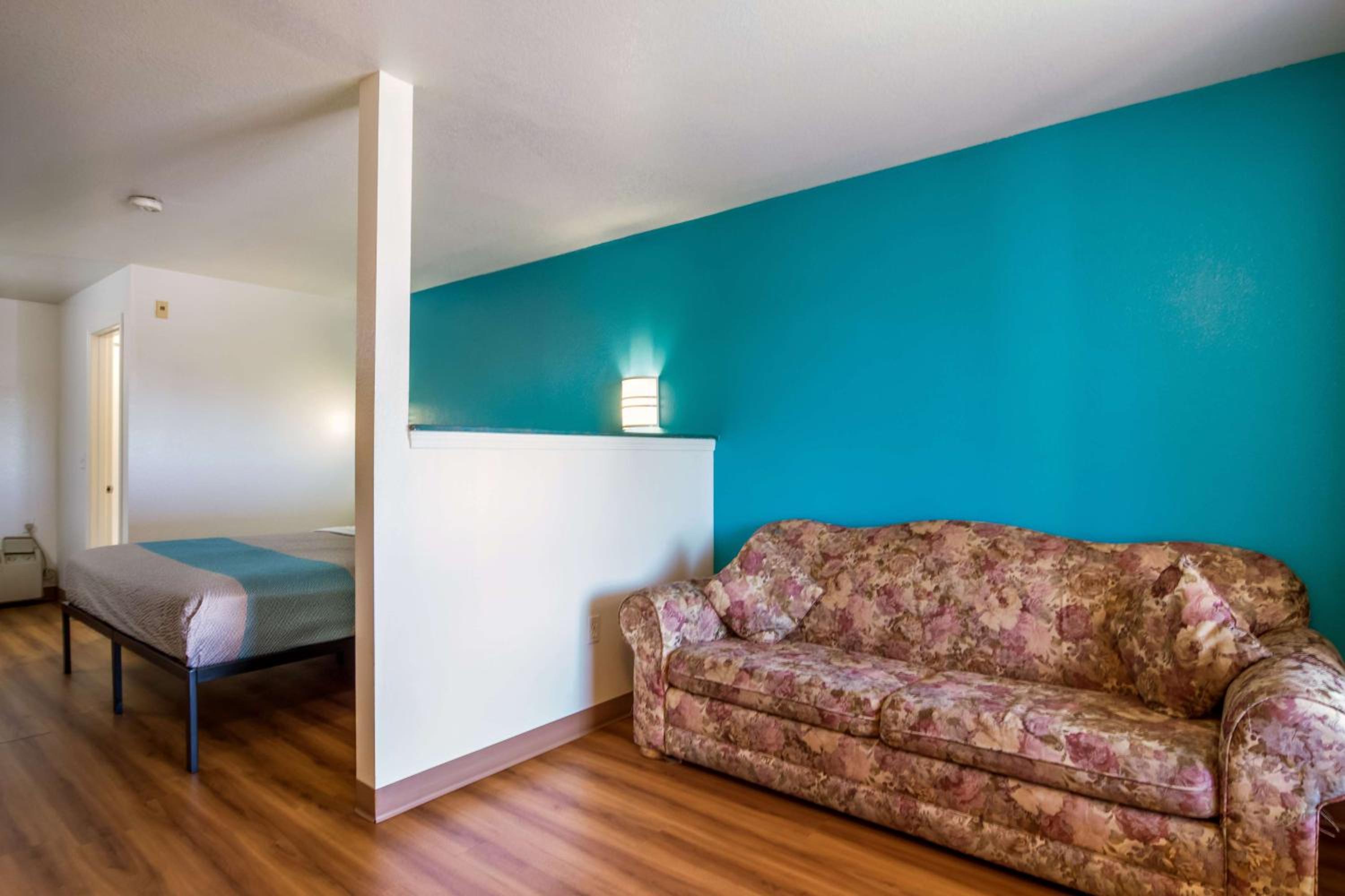 Deluxe King Room - Non-Smoking - Photo 4
