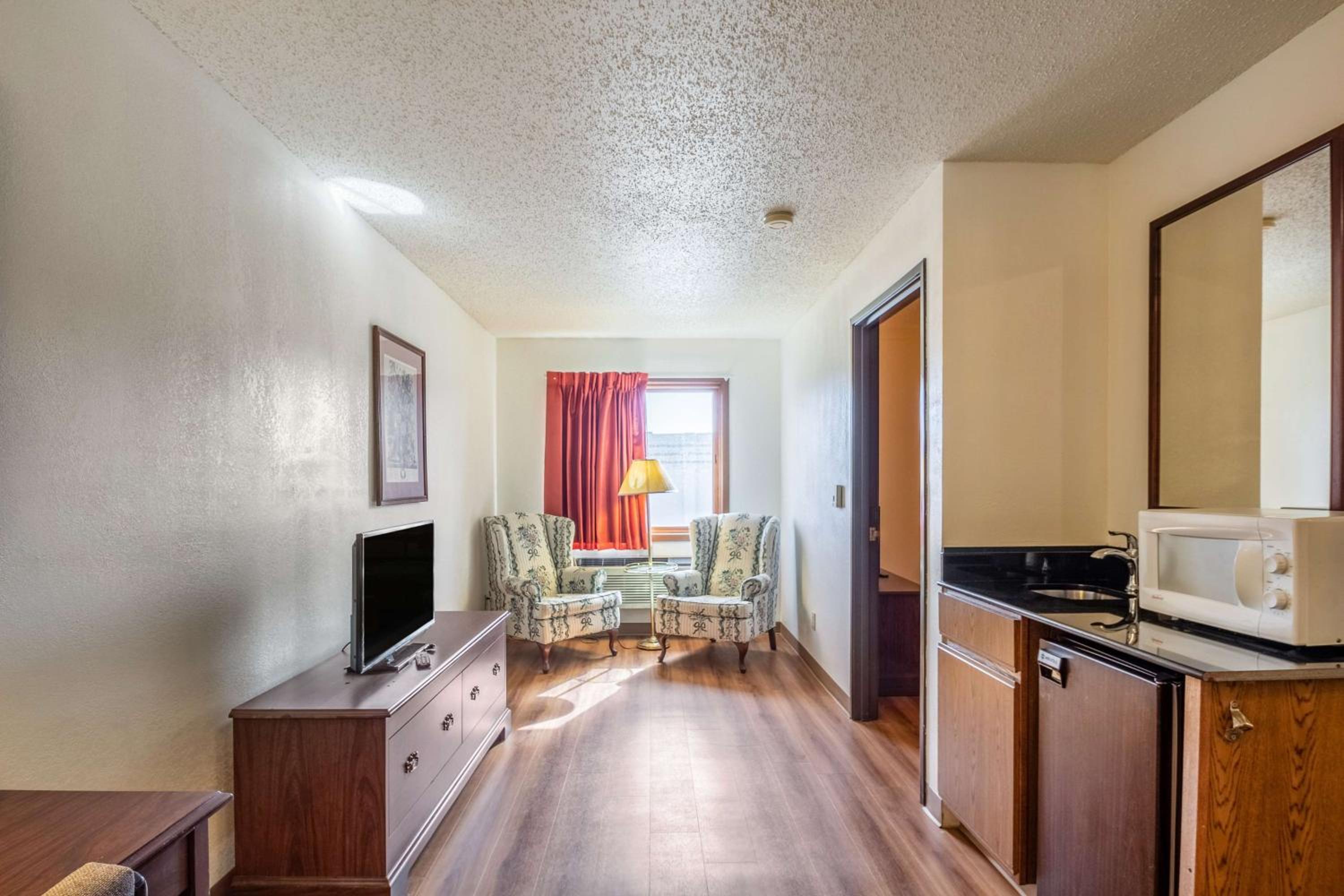 Queen Suite - Non-Smoking - Photo 3