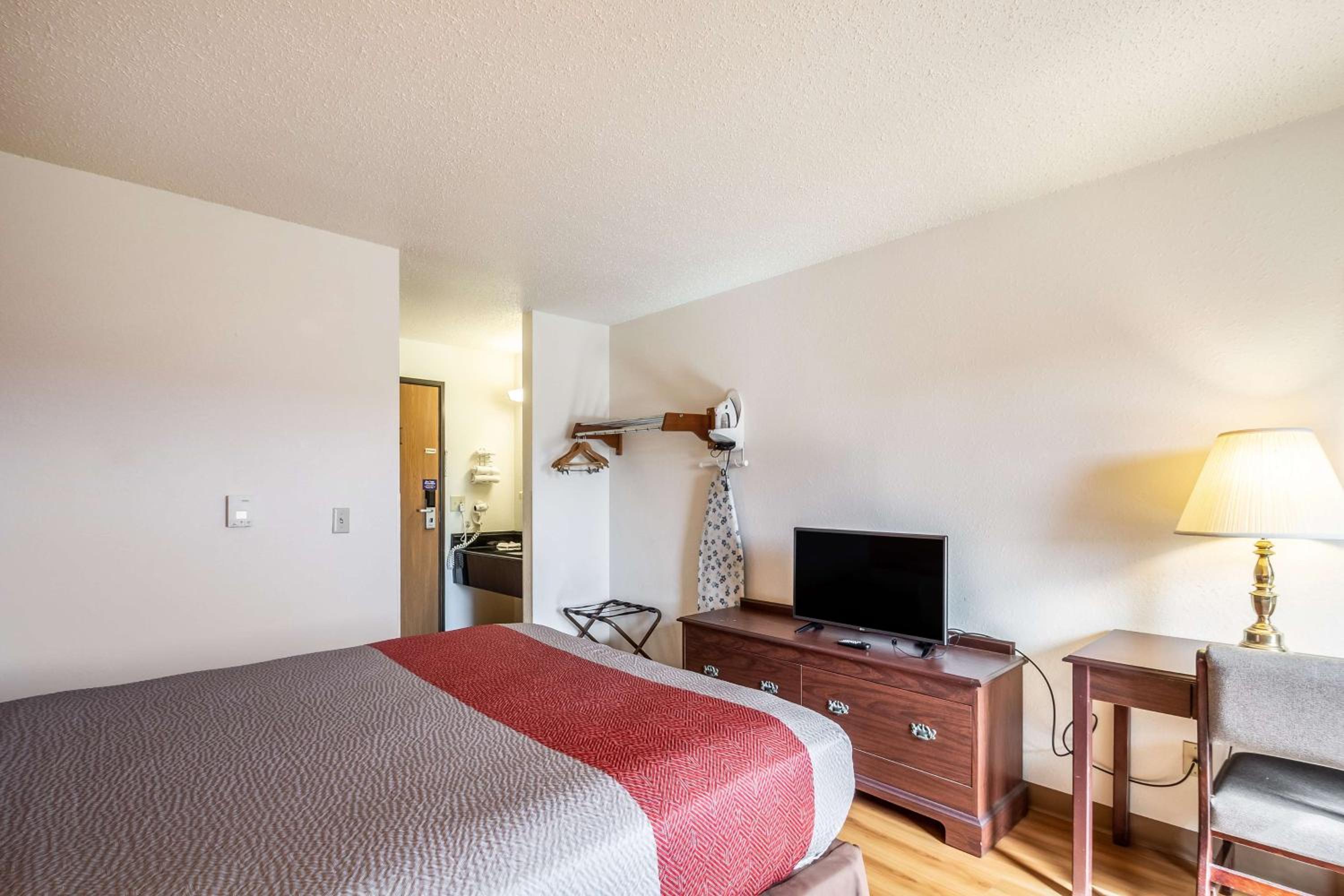Queen Room - Non-Smoking - Photo 2