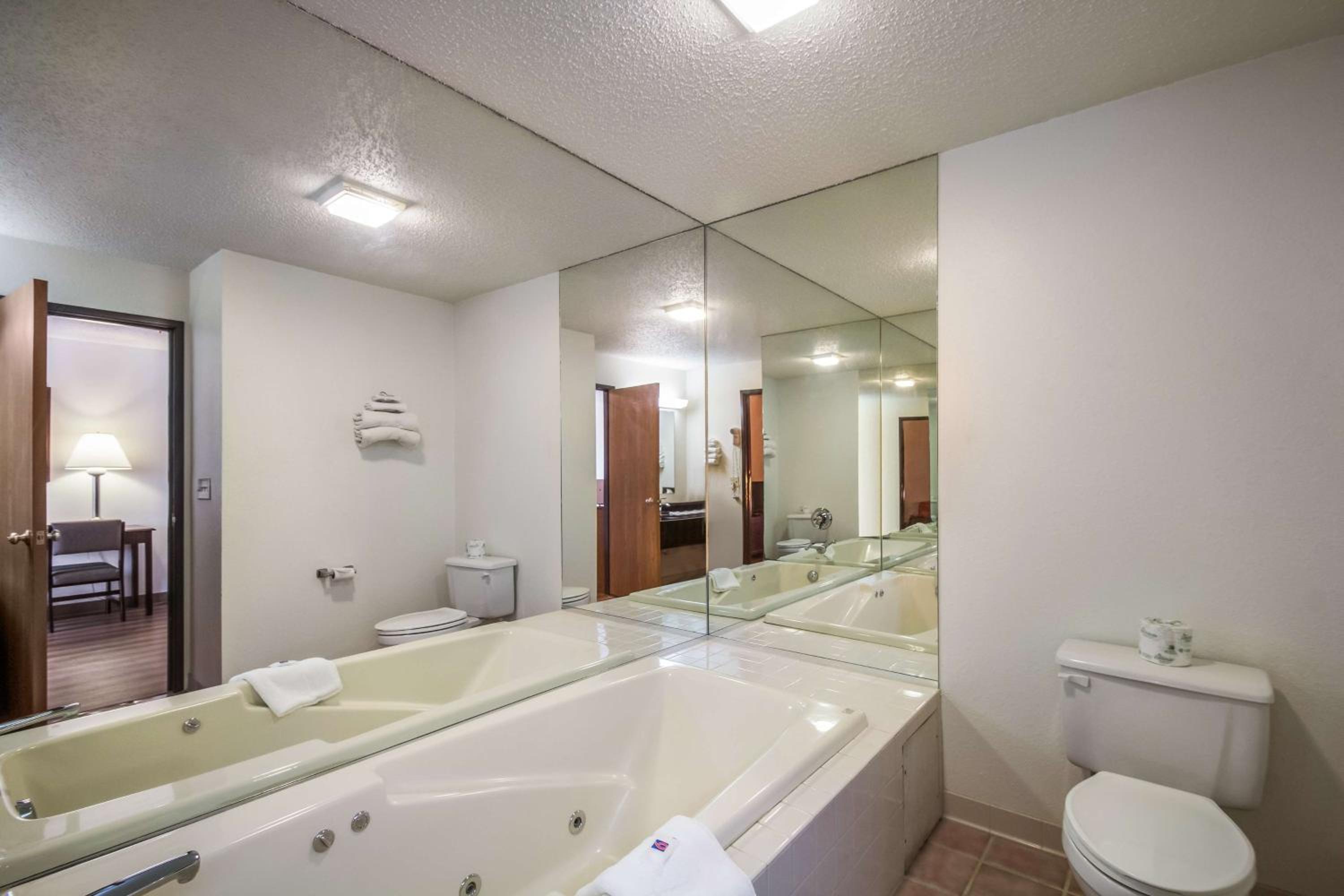 Queen Room - Non-Smoking - Photo 7