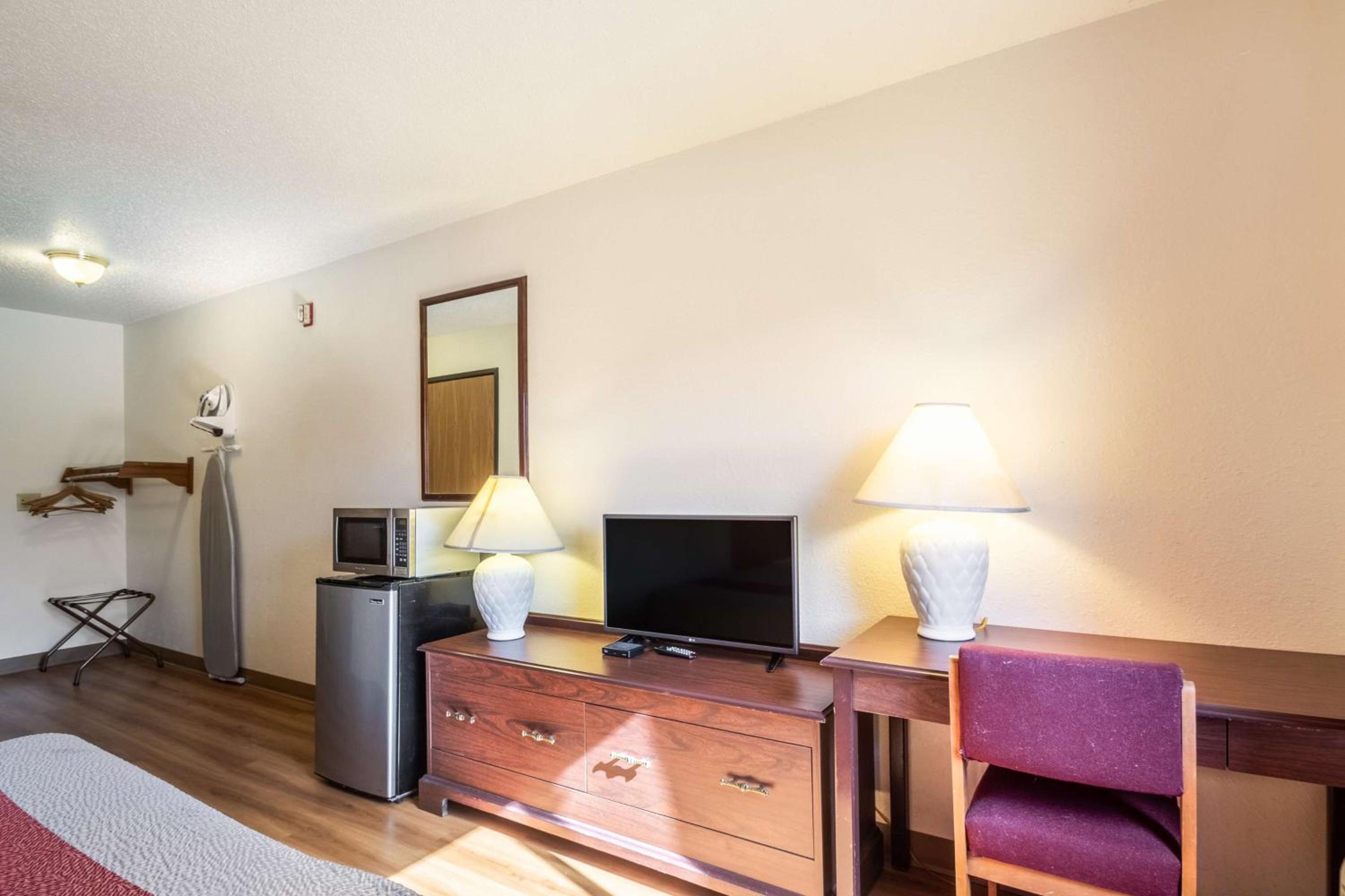 Queen Room - Non-Smoking - Photo 6