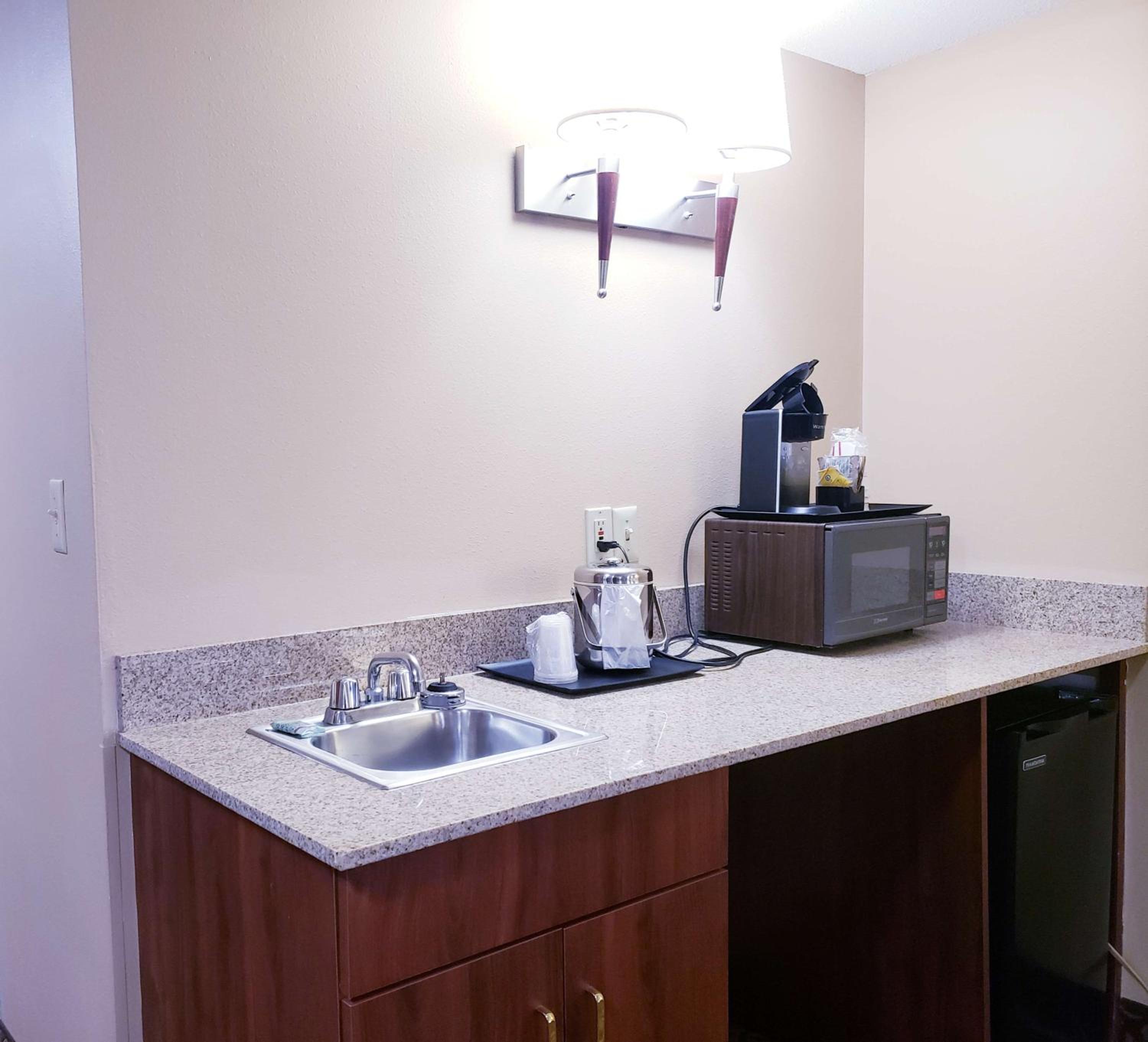 King Suite With Bath Tub And Sofa Bed - Mobility Accessible/Non-Smoking photo 2