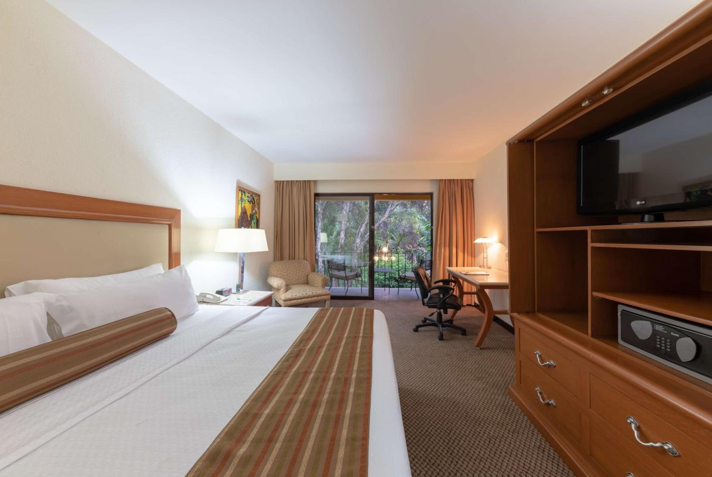Superior King Suite with Balcony - Non-Smoking photo 1