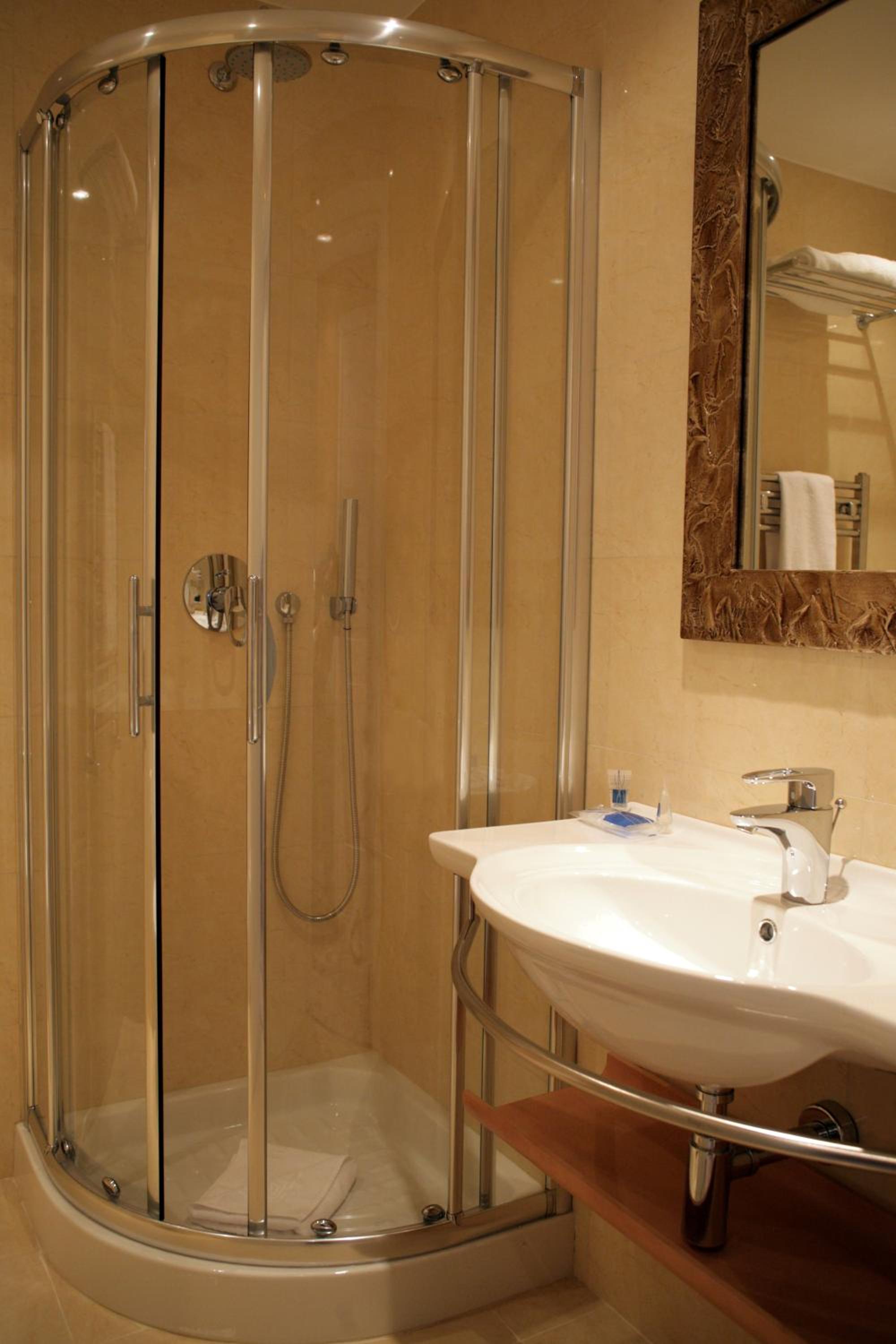 Standard Double or Twin Room - Photo 10
