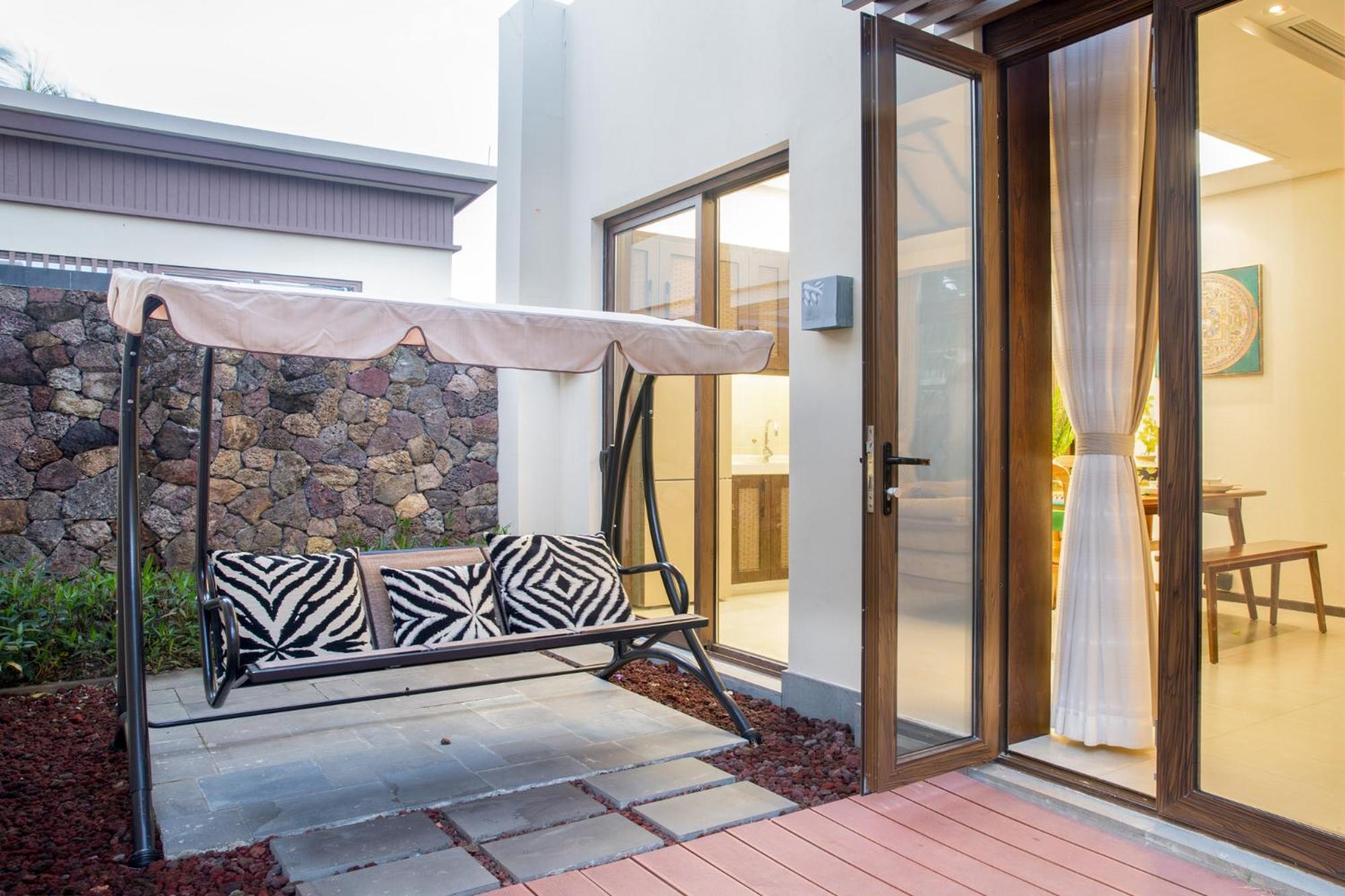 Three-Bedroom Villa with Private Pool - Photo 38