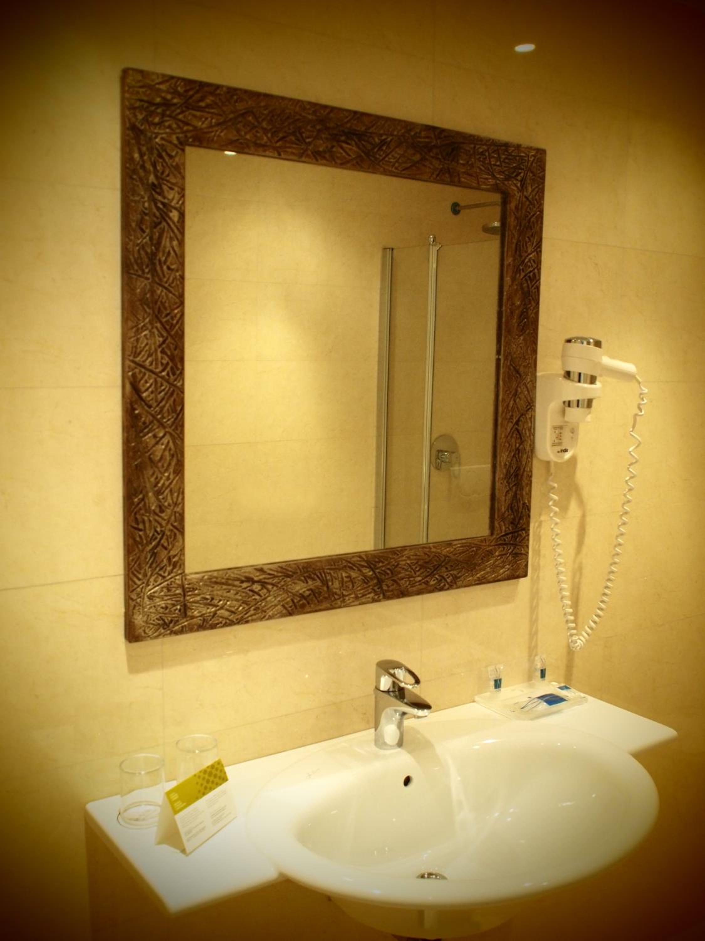 Standard Double or Twin Room - Photo 9