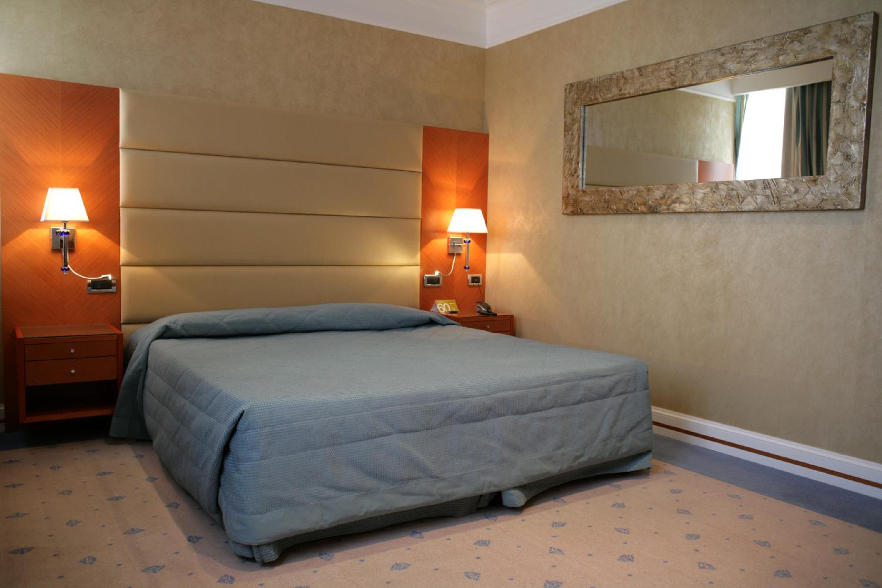 Standard Double or Twin Room - Photo 8