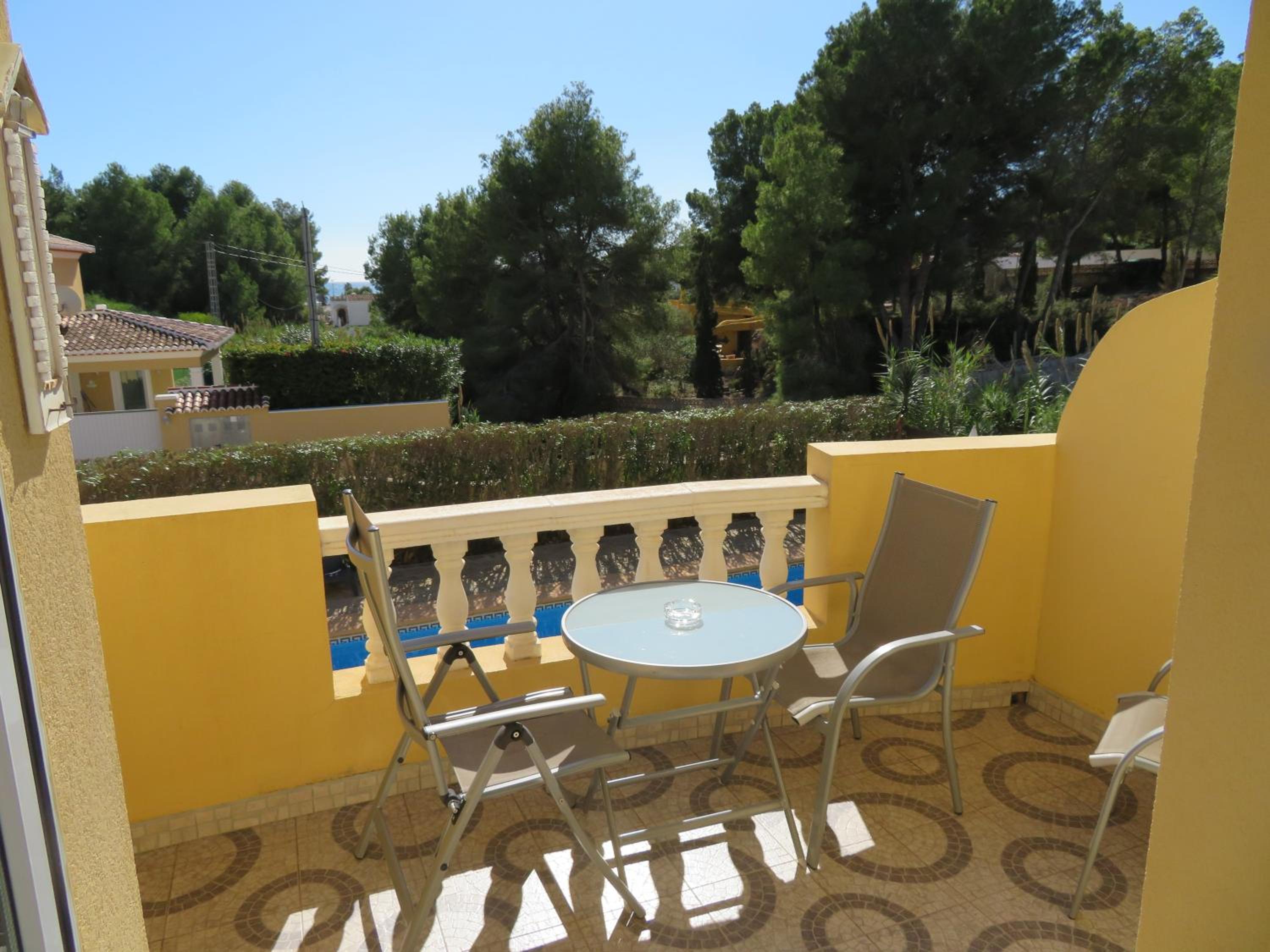 Queen Room with Balcony - Photo 8