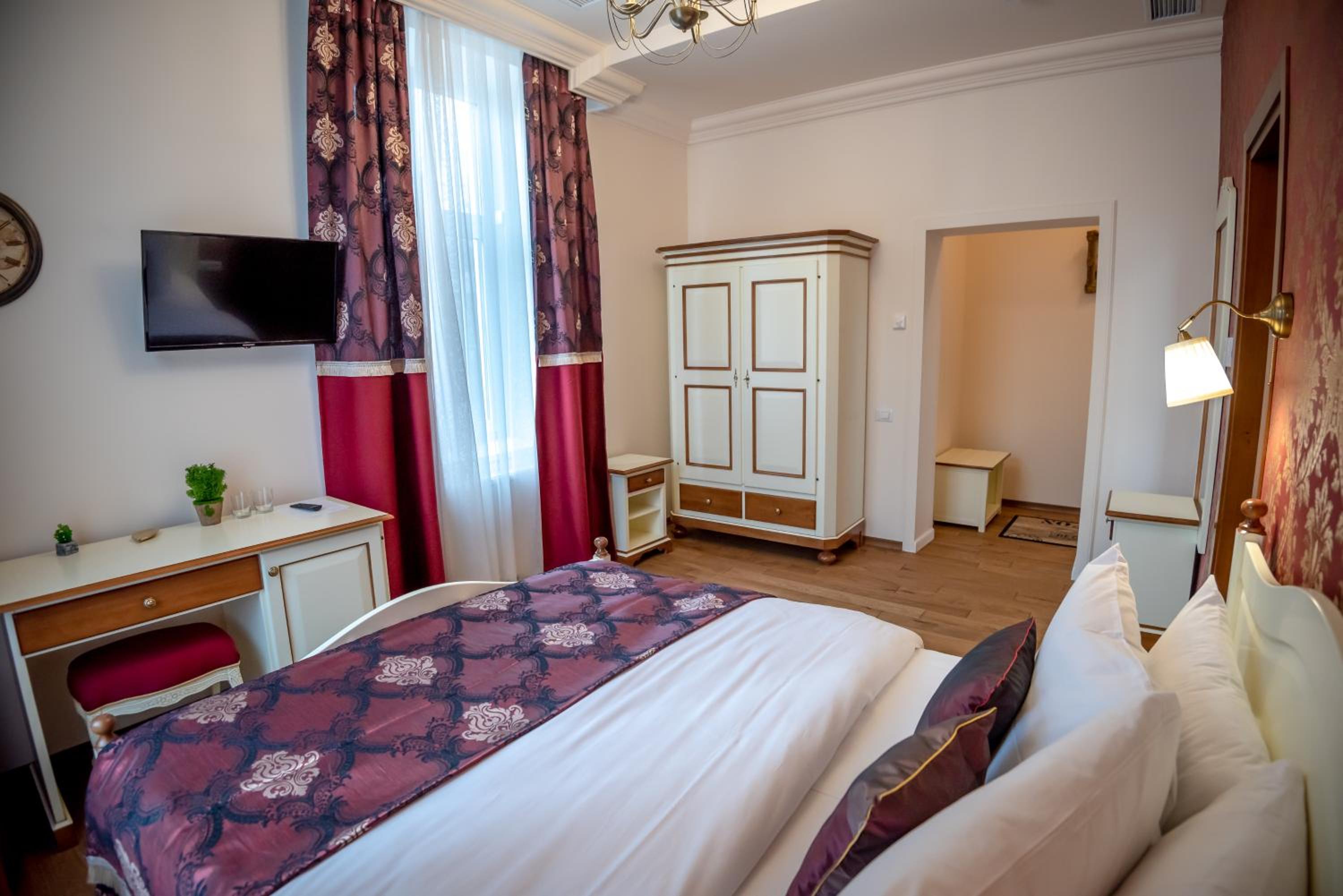 Deluxe Room - Photo 3