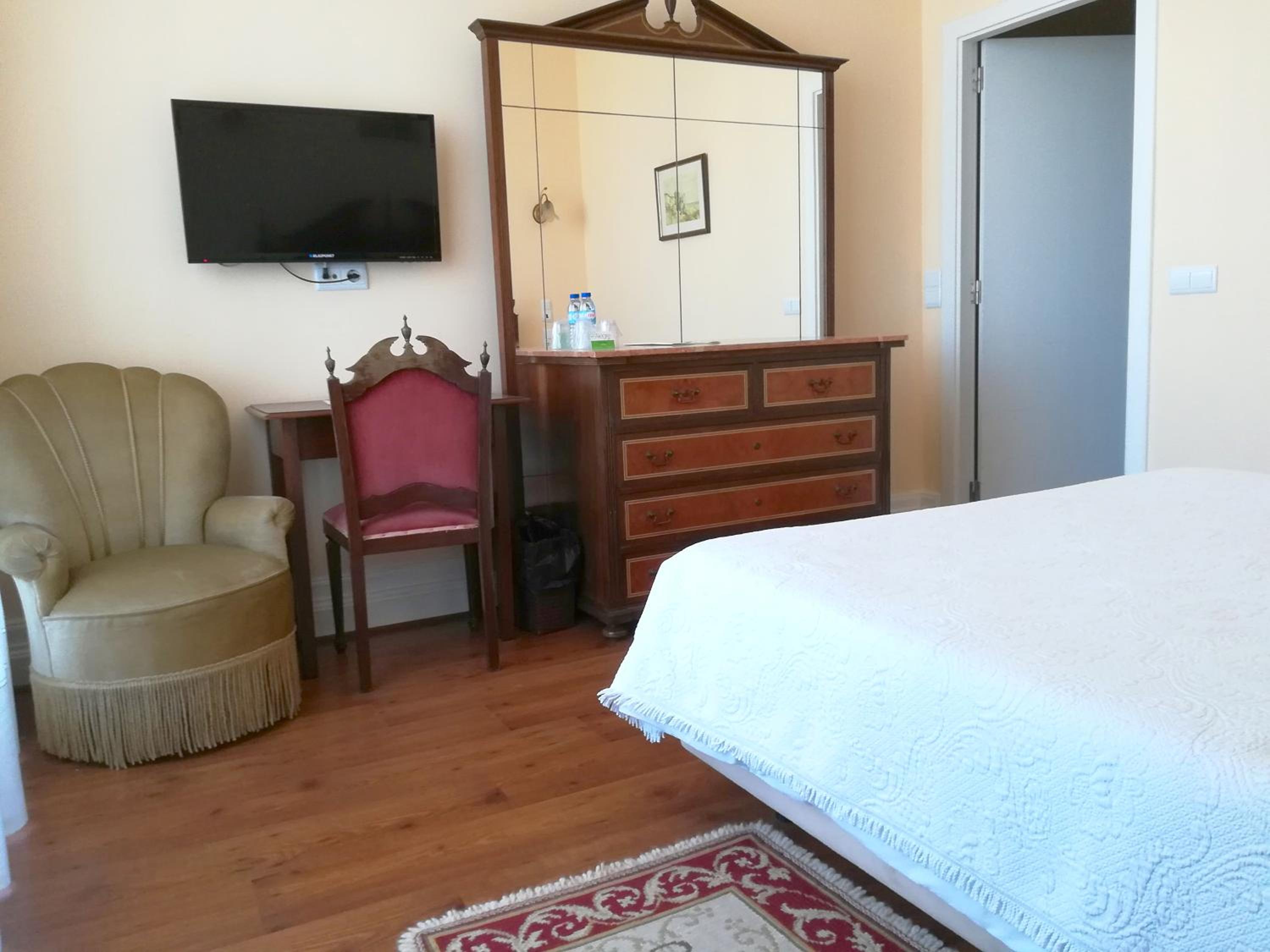 Standard Double or Twin Room - Photo 9