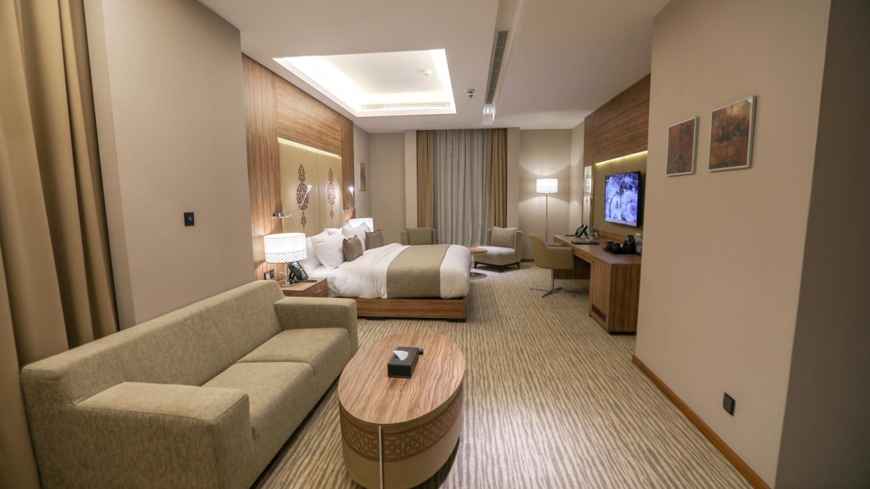 Deluxe Junior Suite with City View - Photo 1