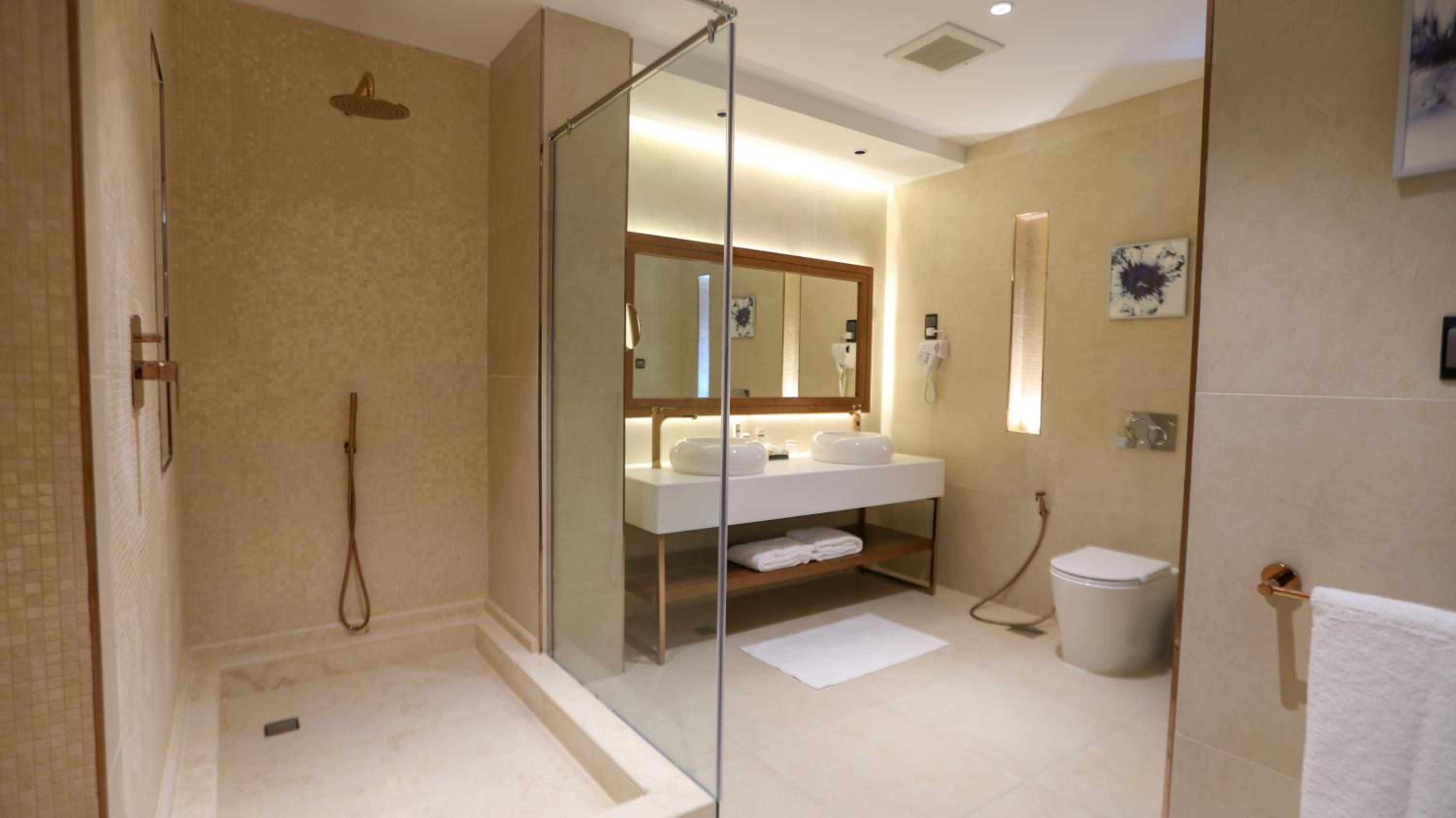 Executive Suite with City View - Photo 2