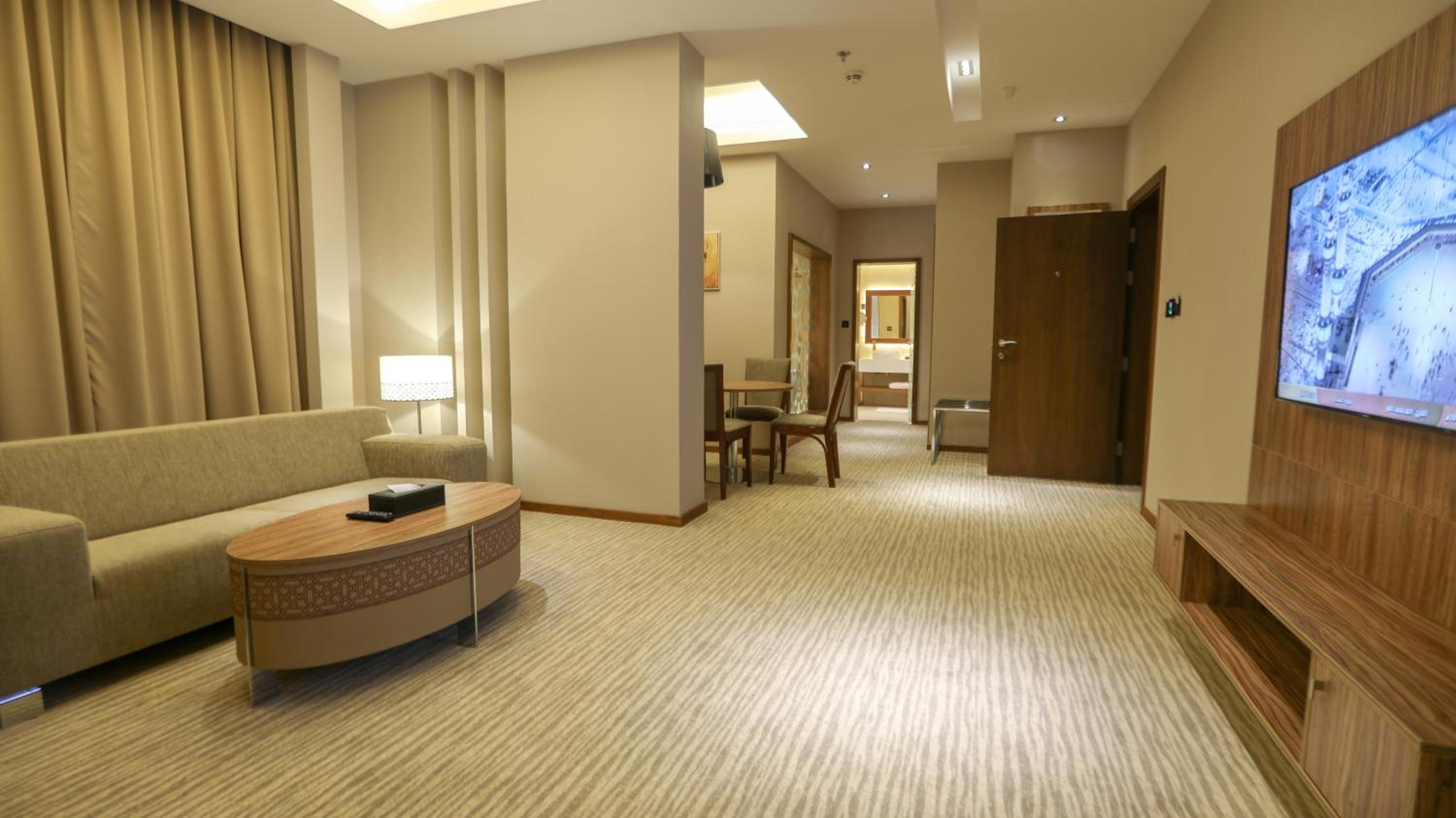 Executive Suite with City View - Photo 4