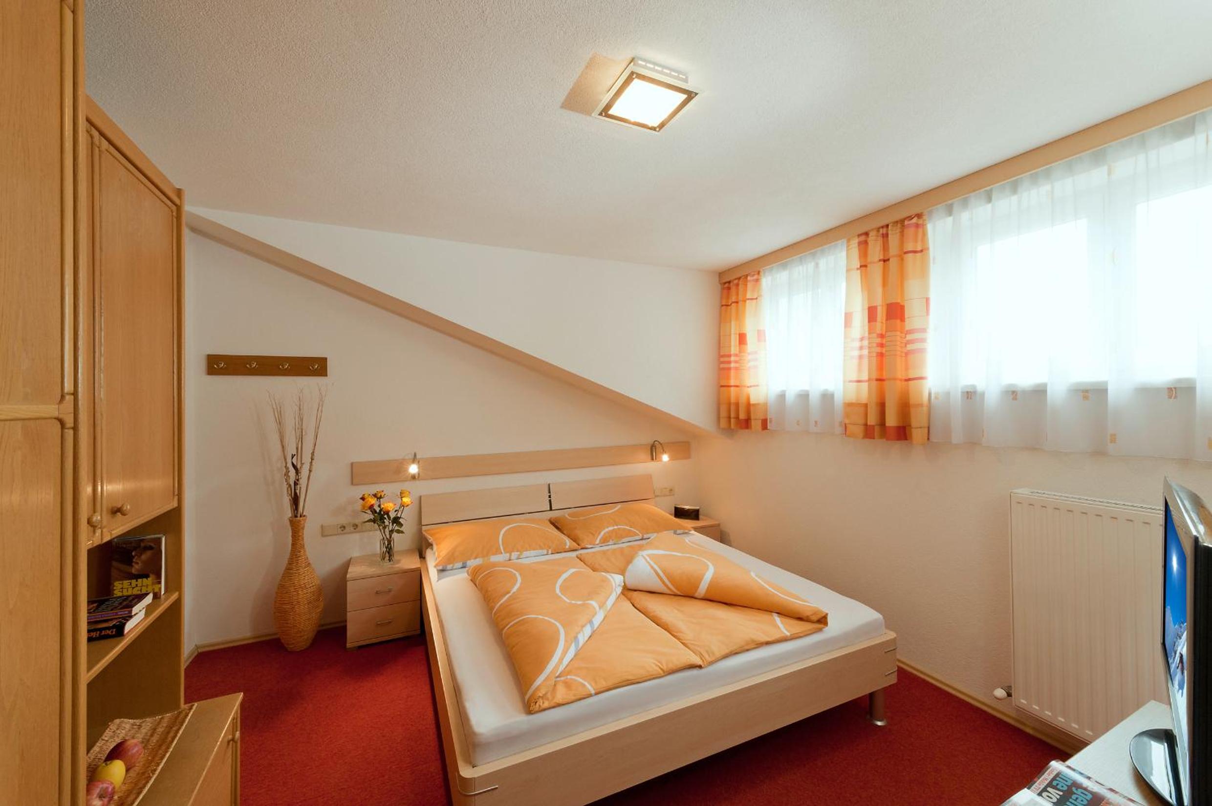 Three-Bedroom Apartment with Balcony photo 3