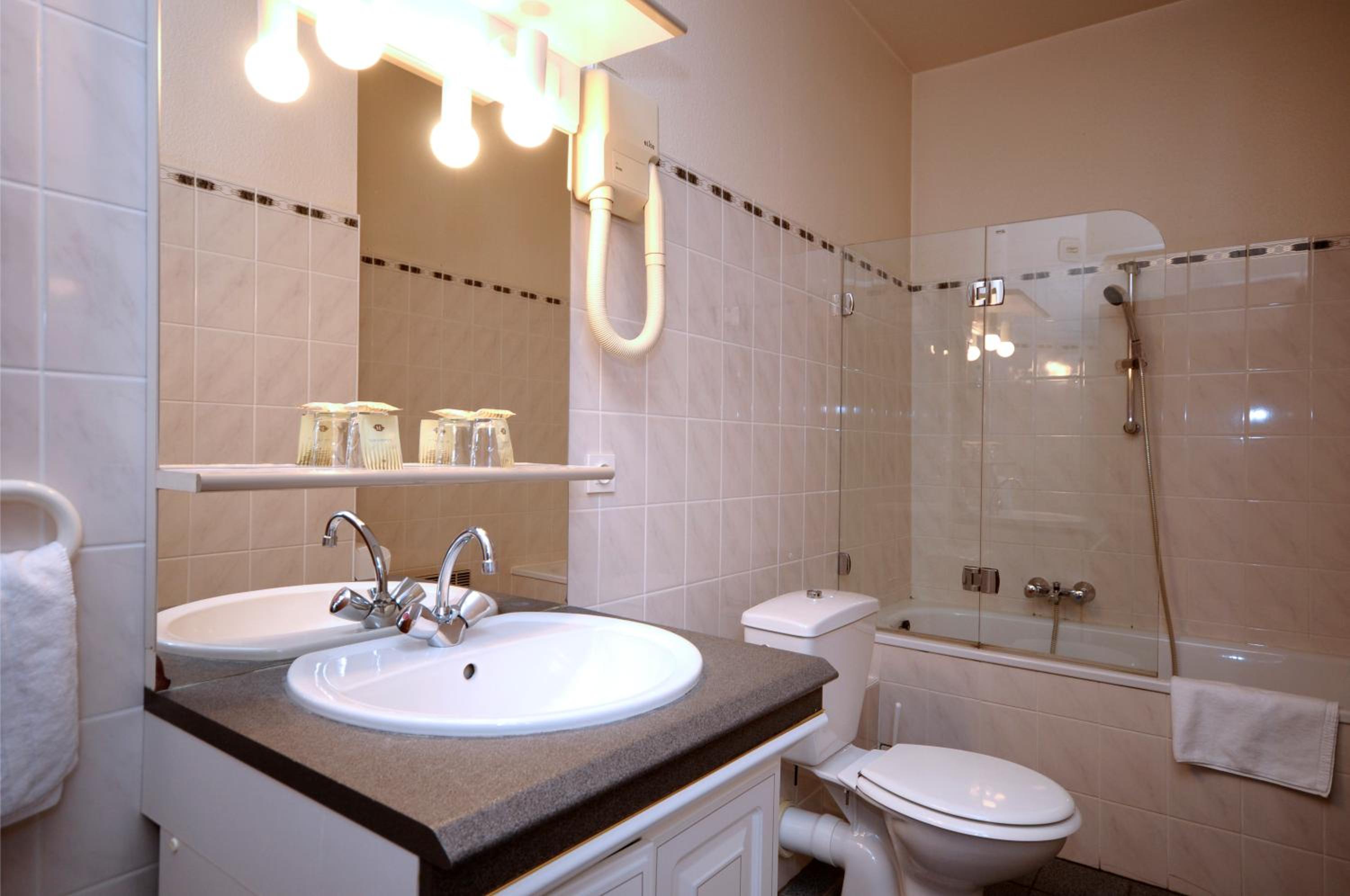 One-Bedroom Apartment - Photo 2