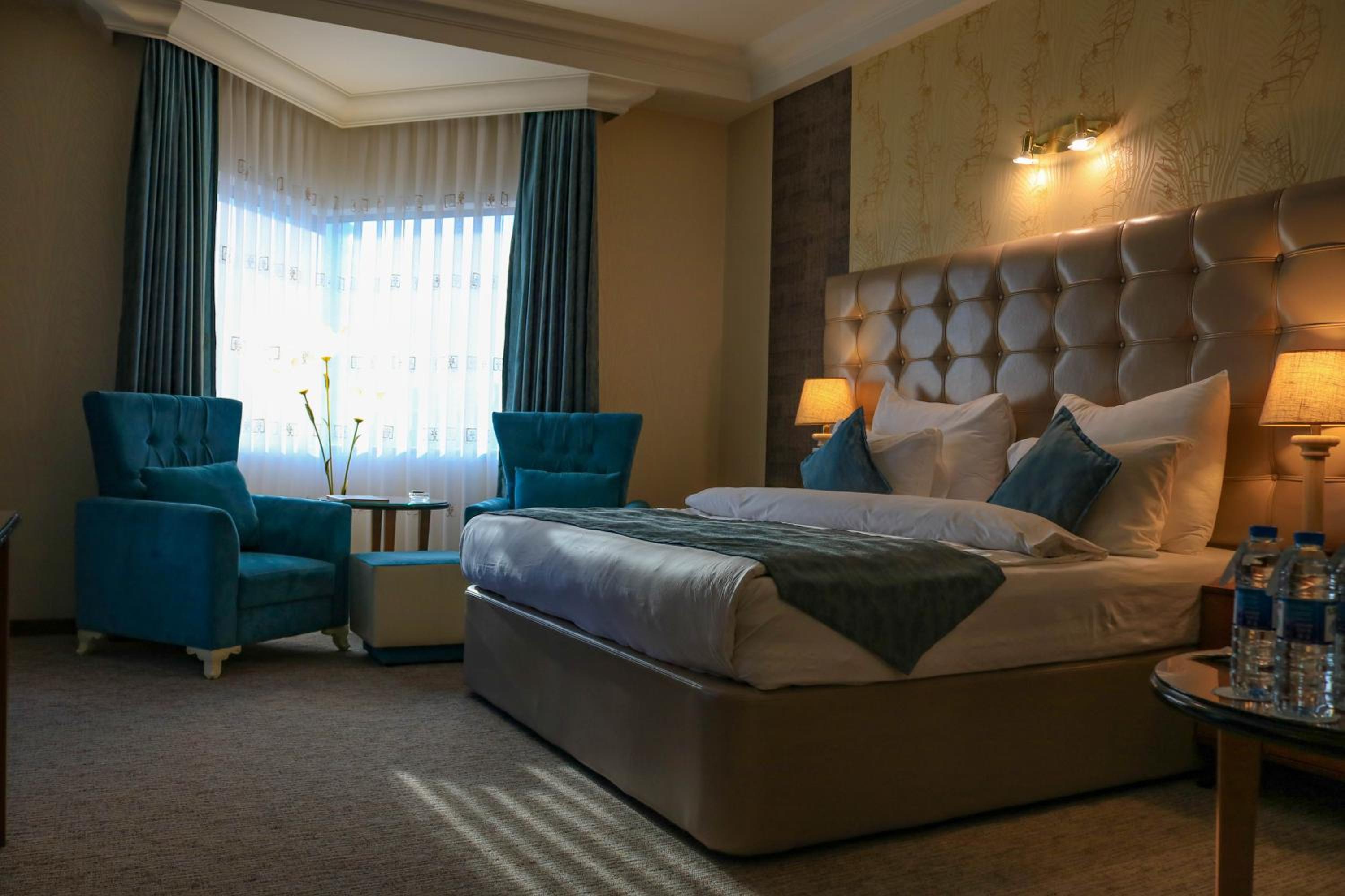 Deluxe Double Room with Balcony - Photo 4