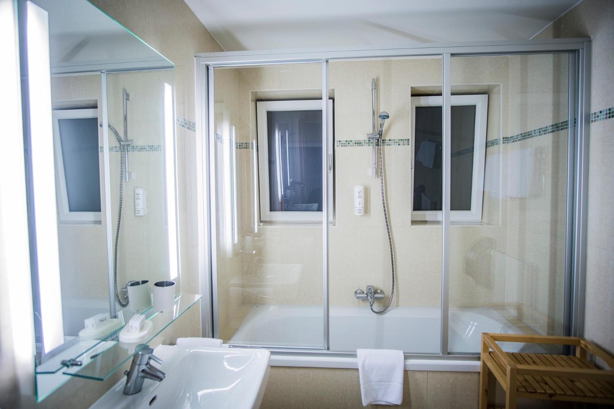 Superior Double Room with Bathtub - Photo 5