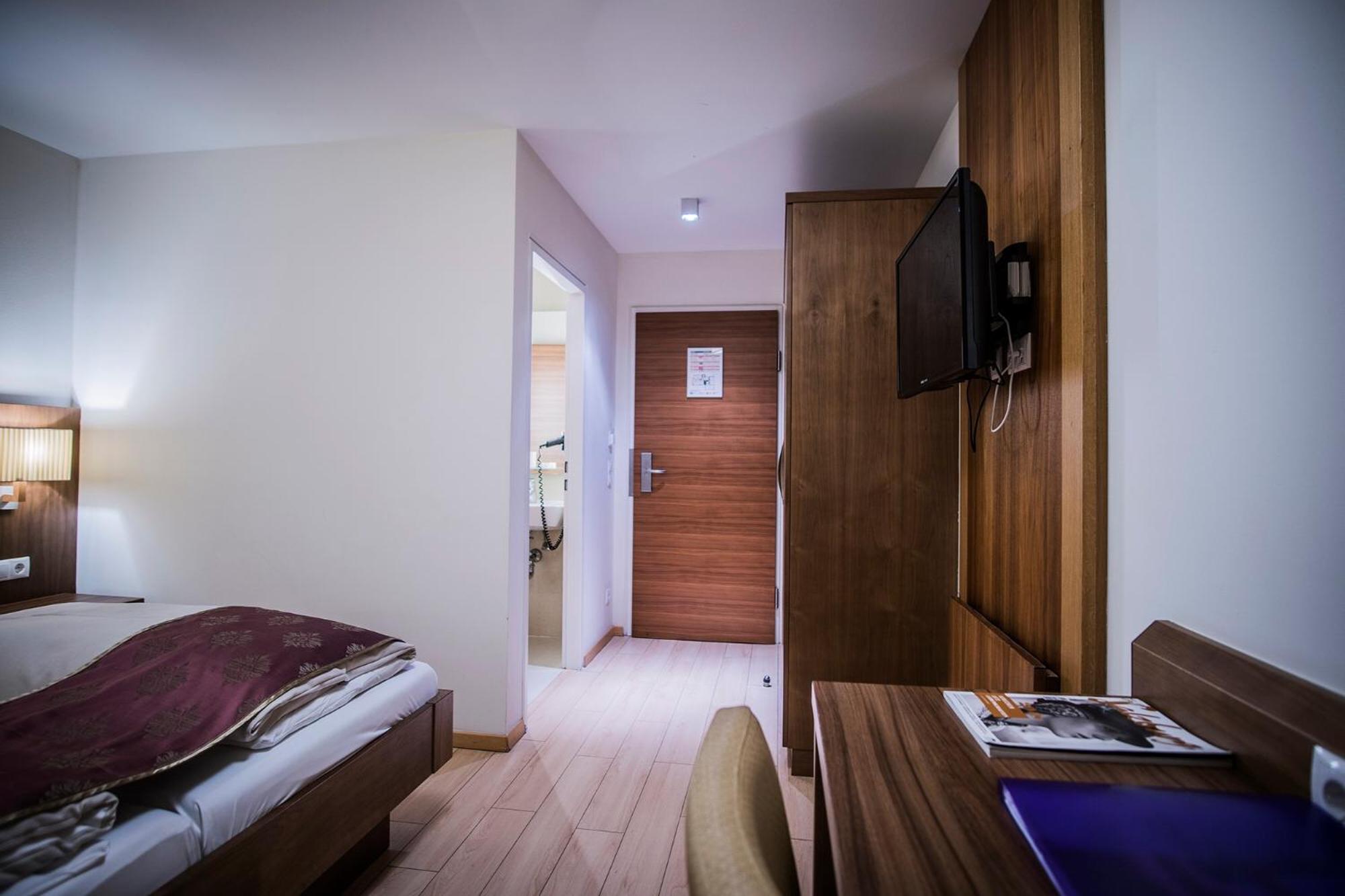 Standard Double Room - Photo 16