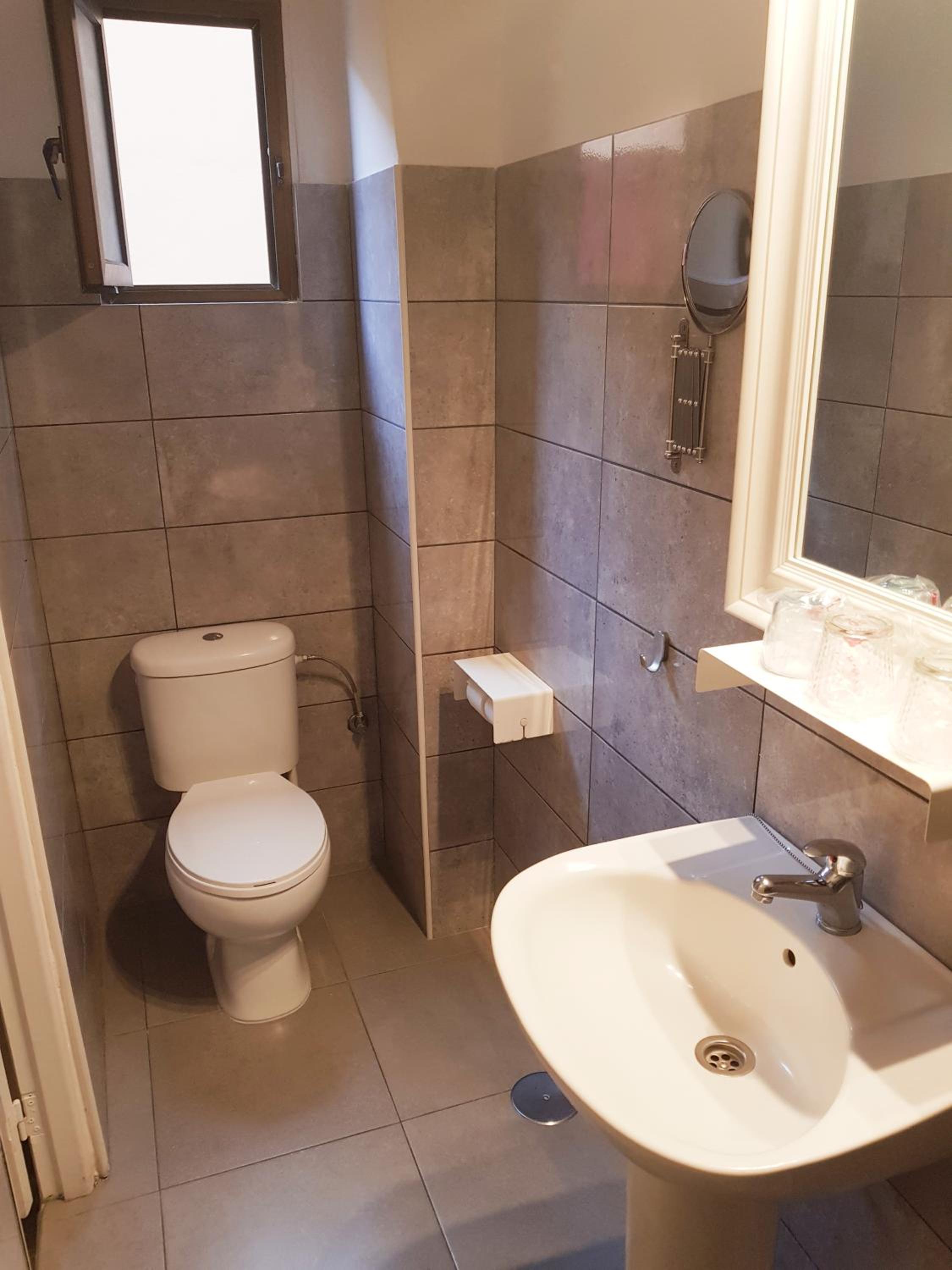 Double Room - Photo 5