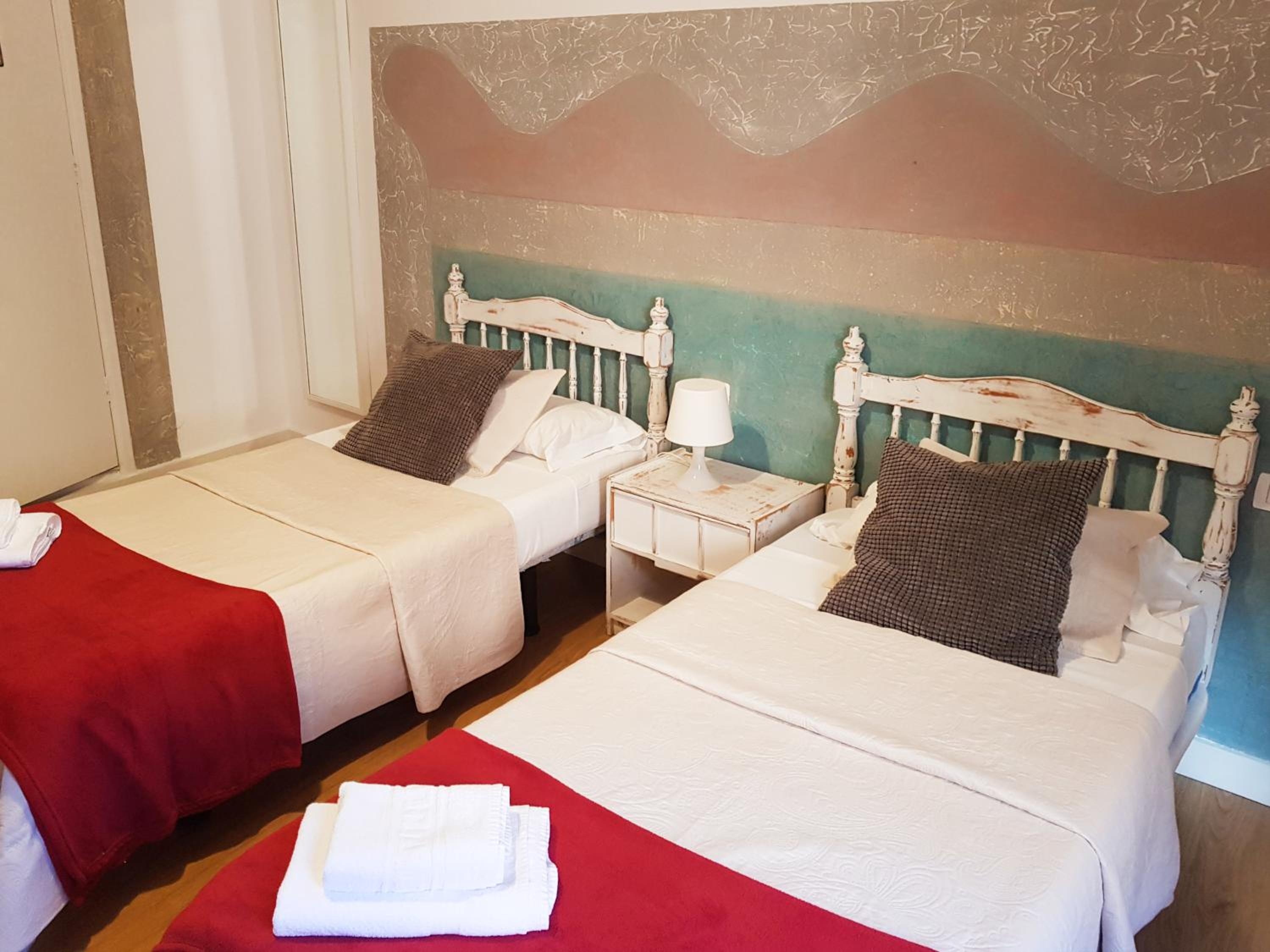 Twin Room - Photo 4
