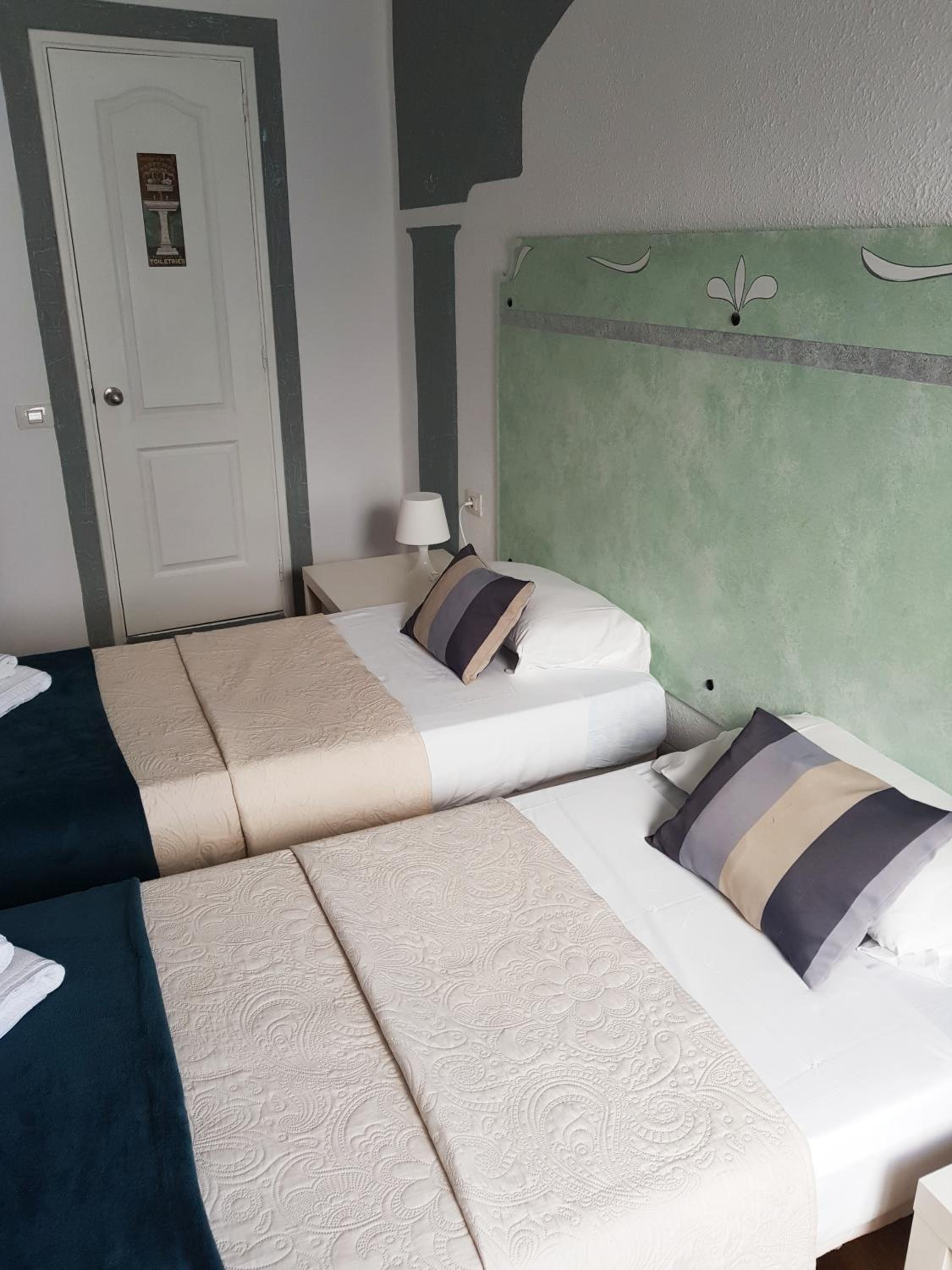 Twin Room - Photo 5