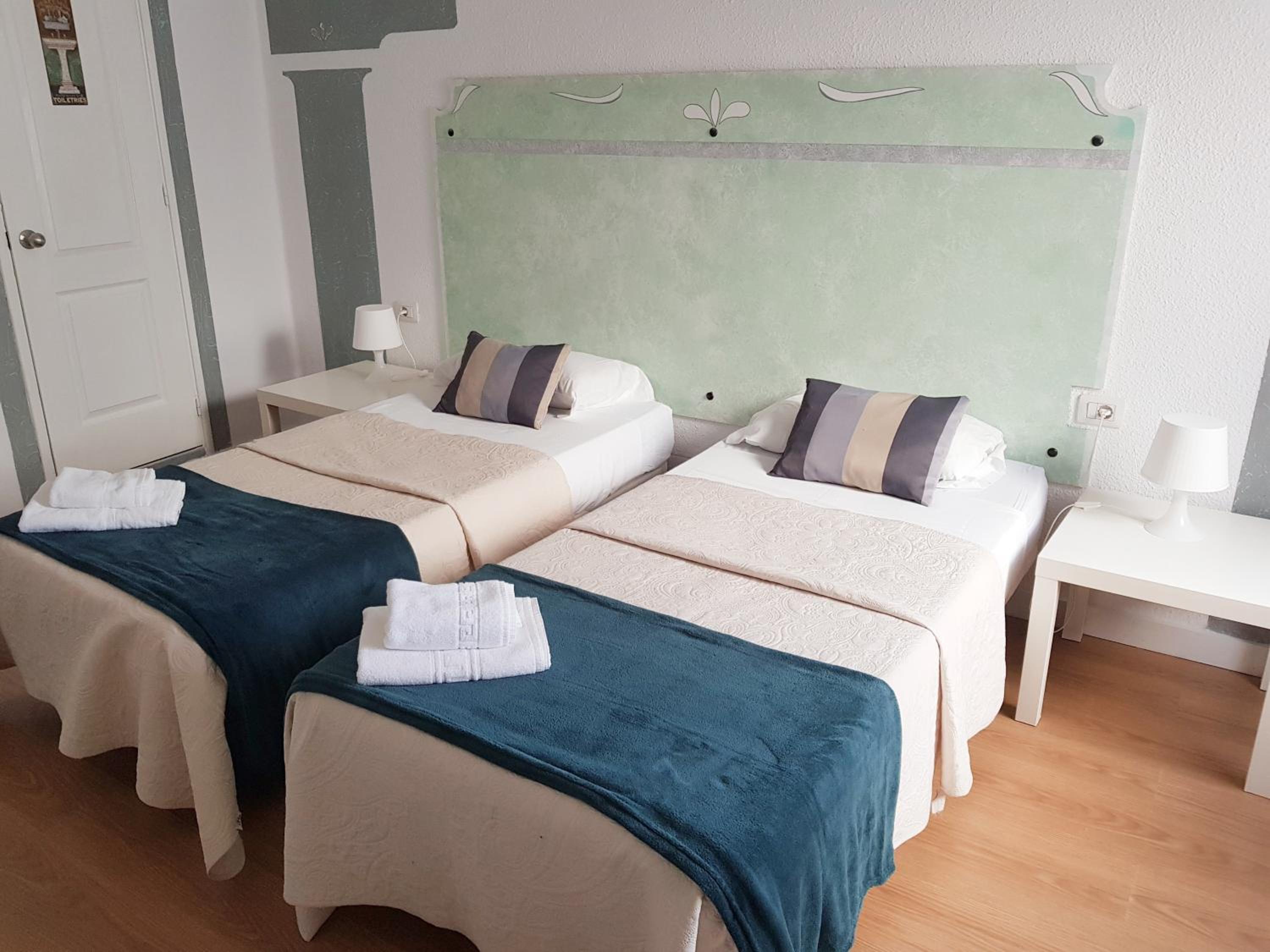 Twin Room - Photo 3