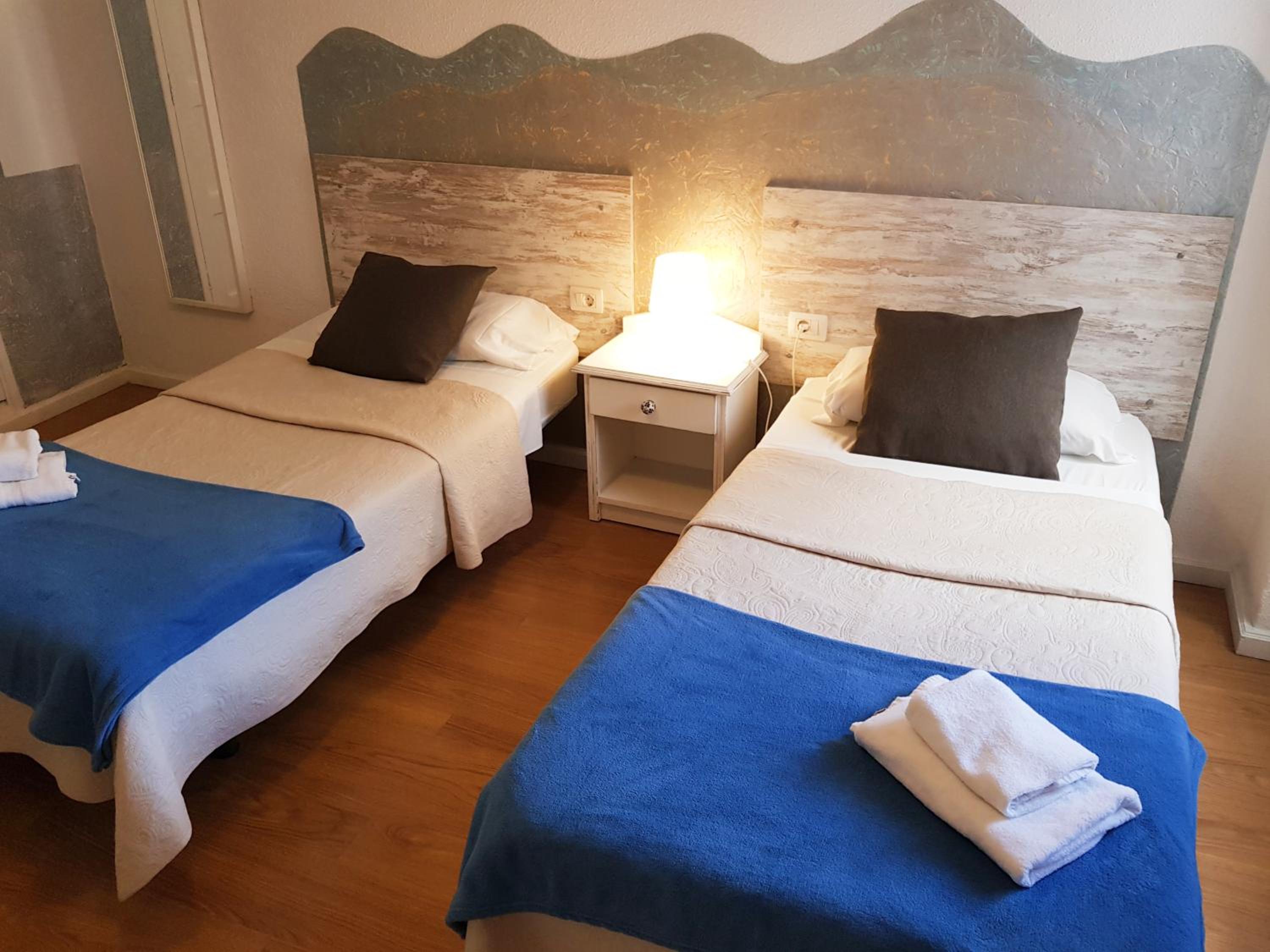 Twin Room - Photo 7