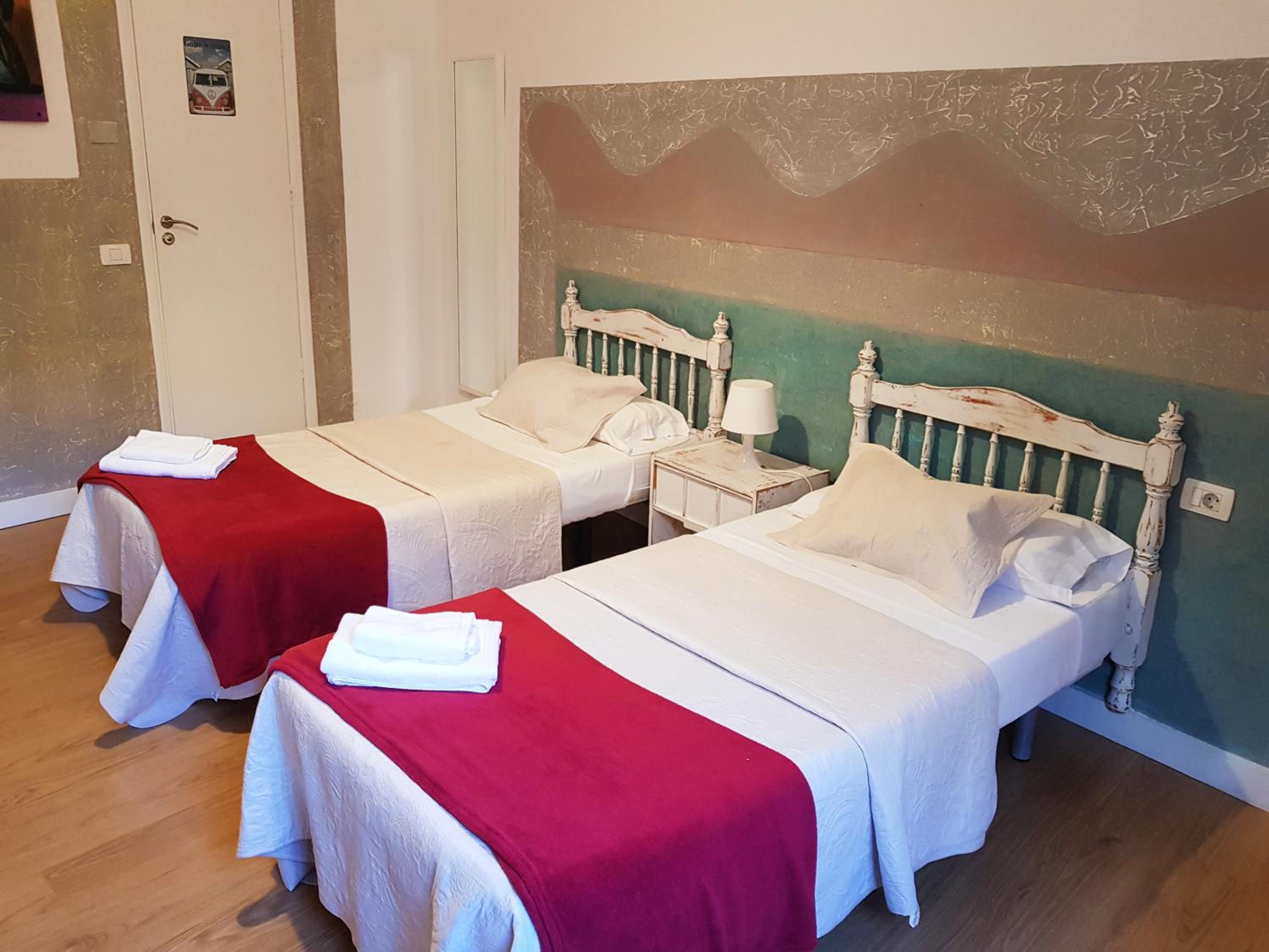 Twin Room - Photo 9