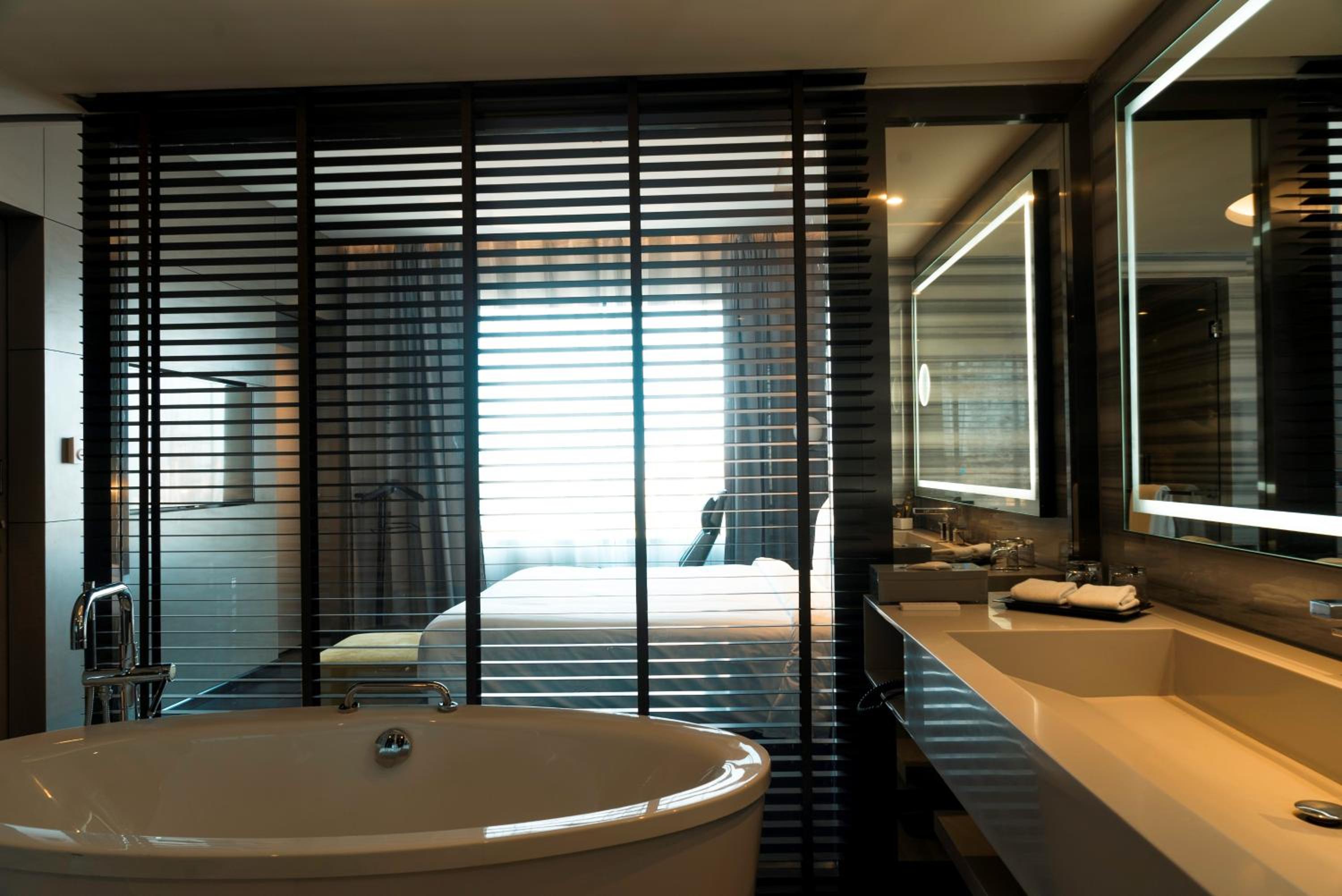 Luxury Suite with Separate Living Room and Bathtub thumbnail 6