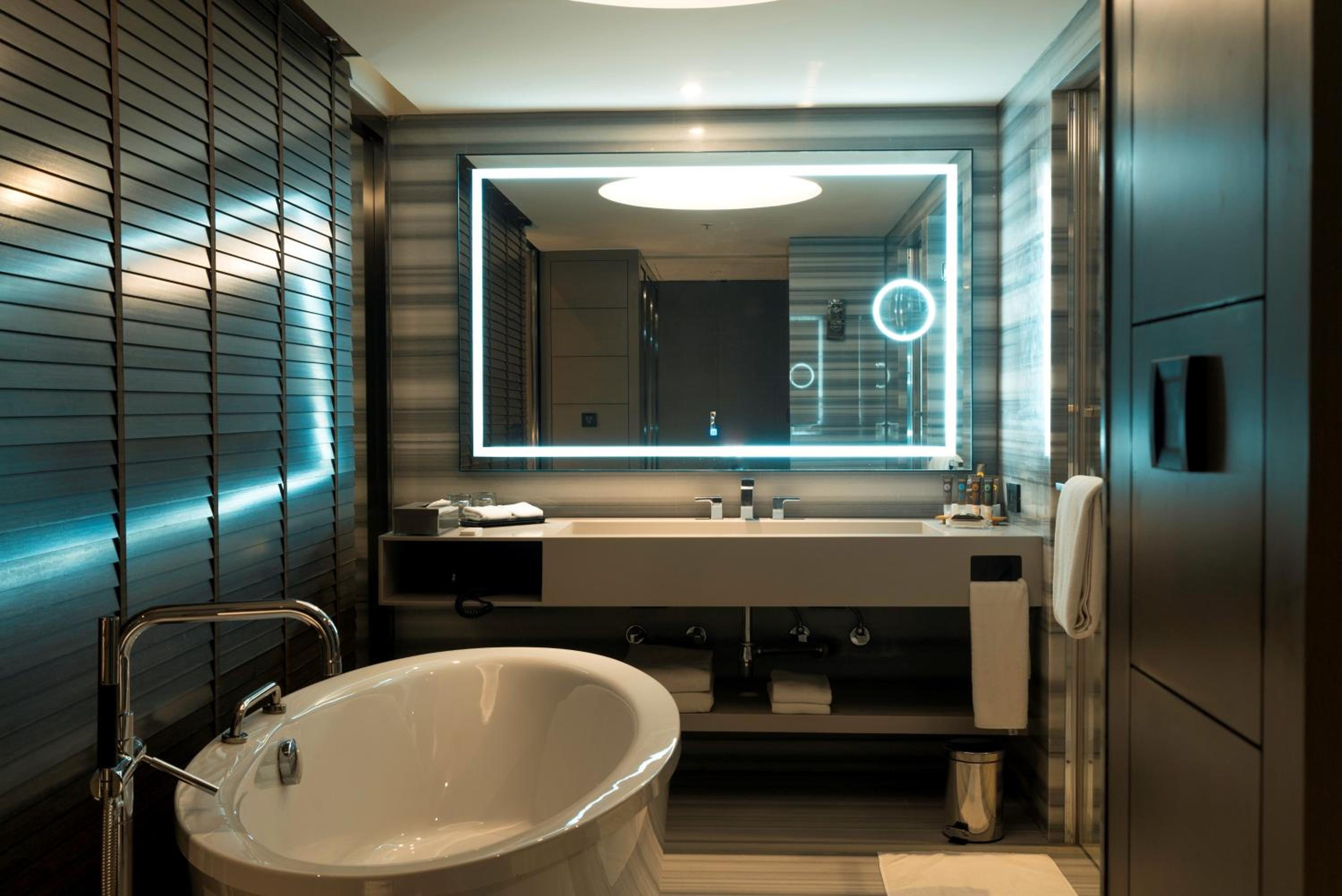 Luxury Suite with Separate Living Room and Bathtub