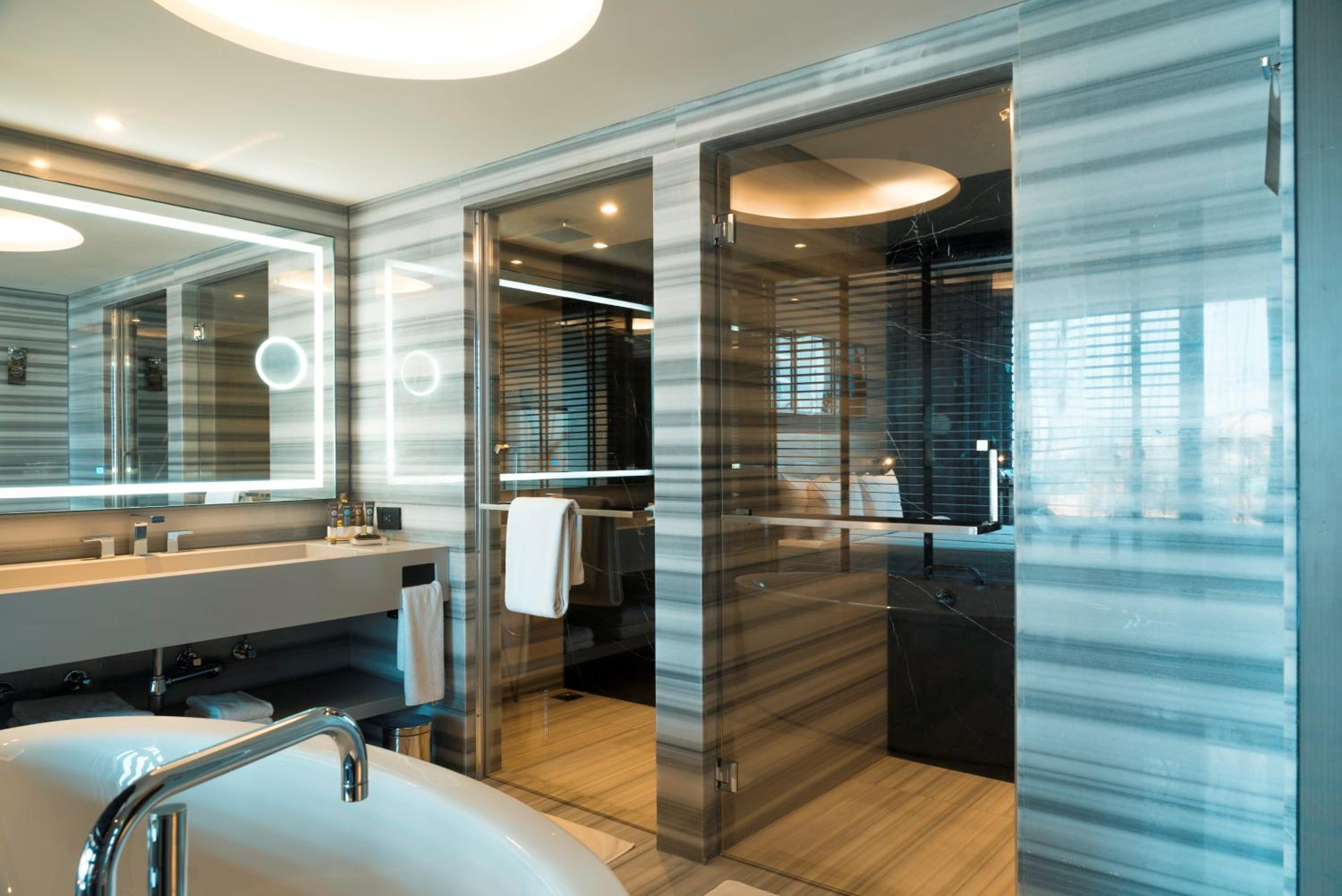 Luxury Suite with Separate Living Room and Bathtub thumbnail 6