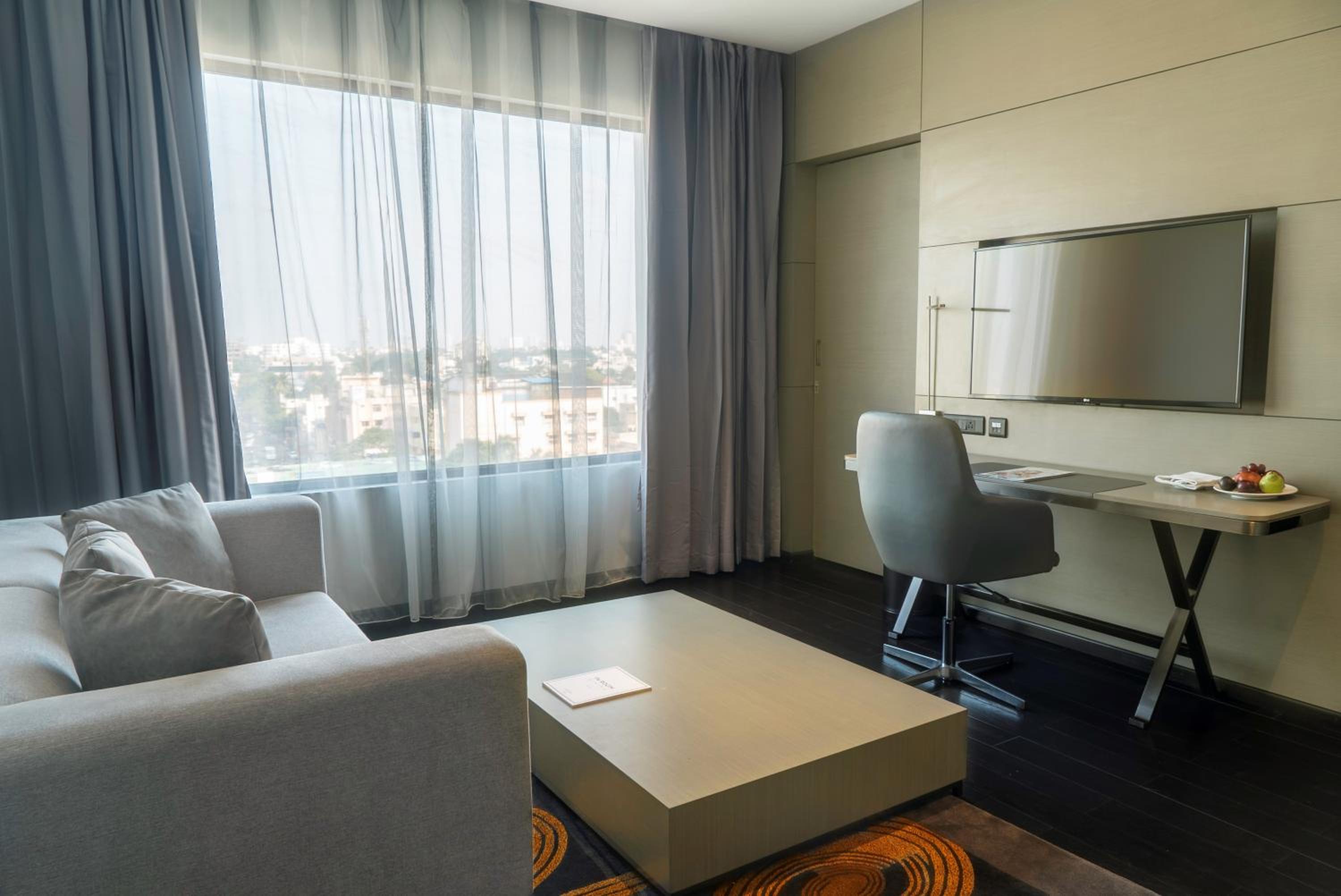 Luxury Suite with Separate Living Room and Bathtub