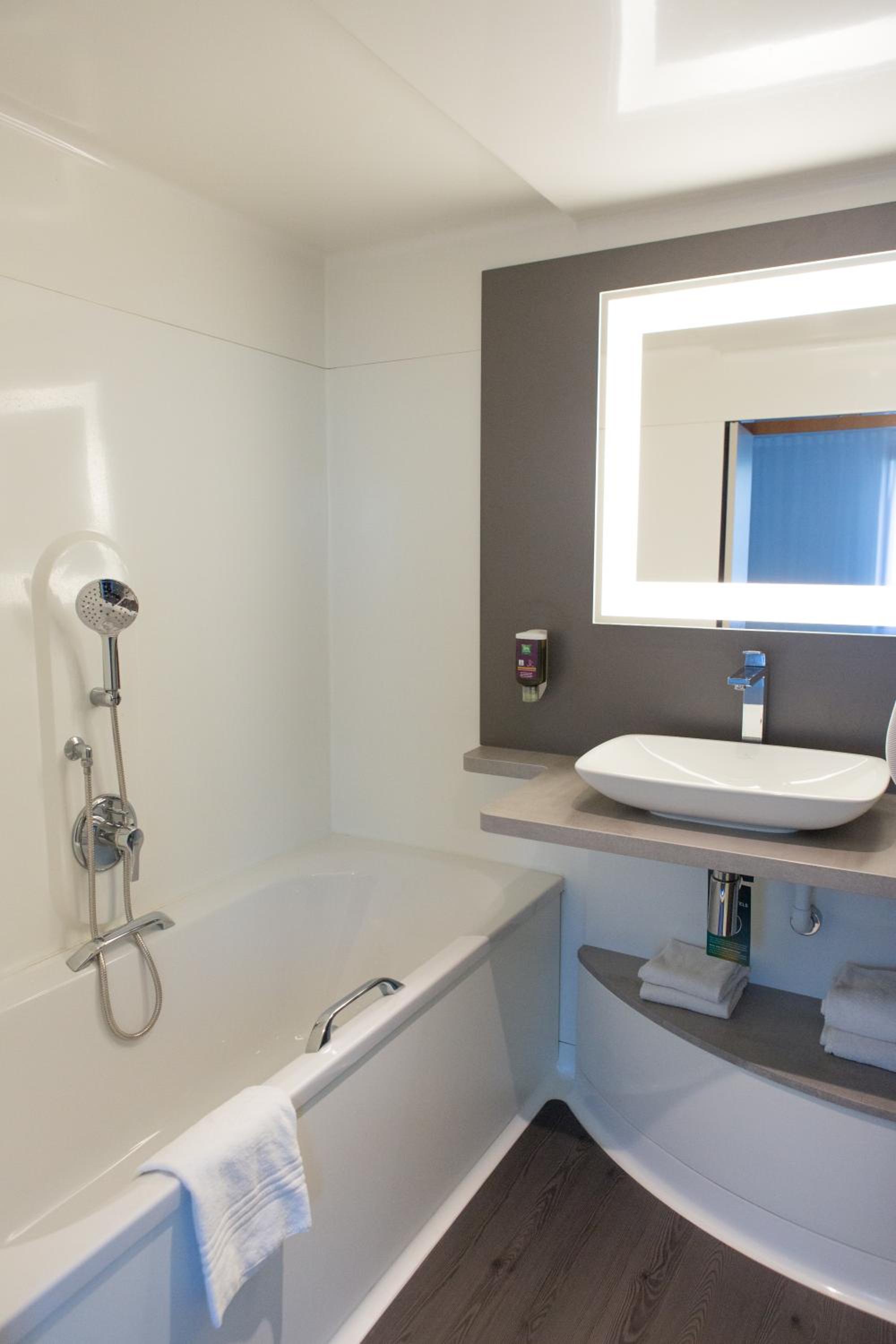 Standard Double Room - Photo 8