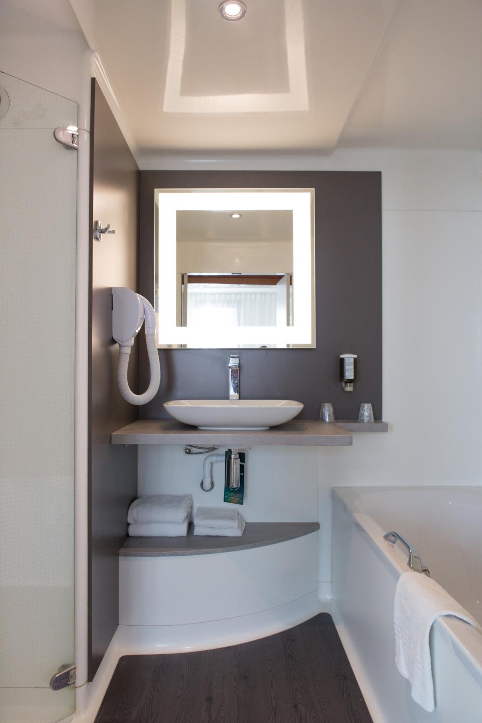 Standard Double Room - Photo 9