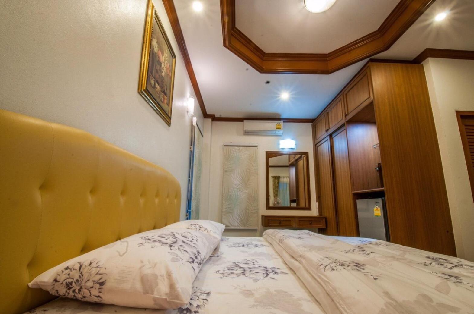 Family Room with Mountain View - Photo 3