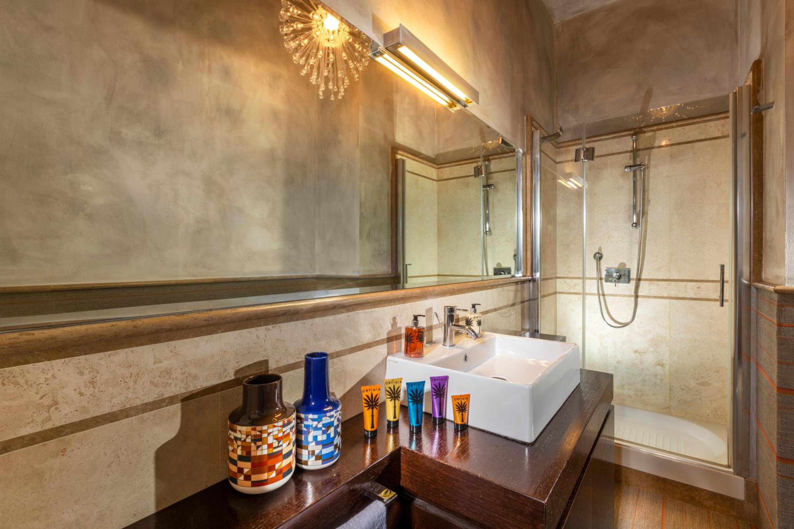 Suite with Forum View photo 2